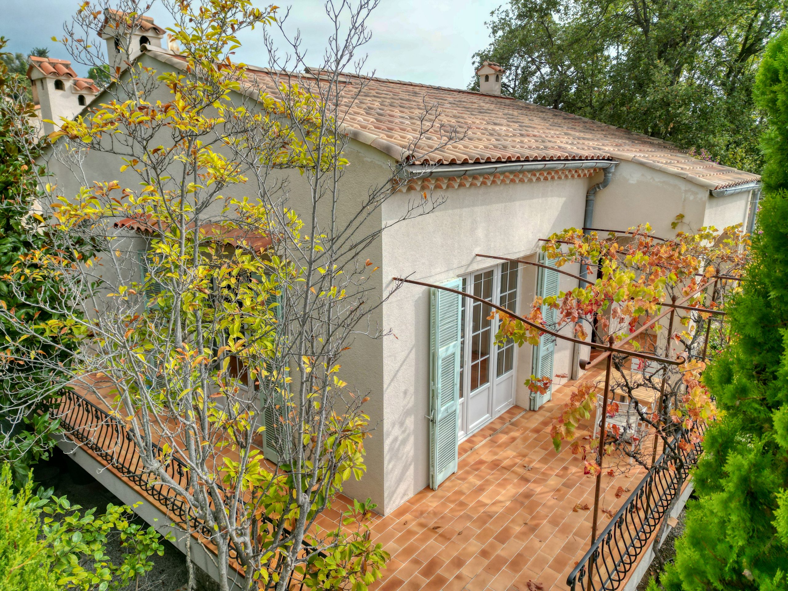 façade de la maison à louer 6 pièces avec grand jardin sur Vence - en gestion immobilière chez DS Gestion