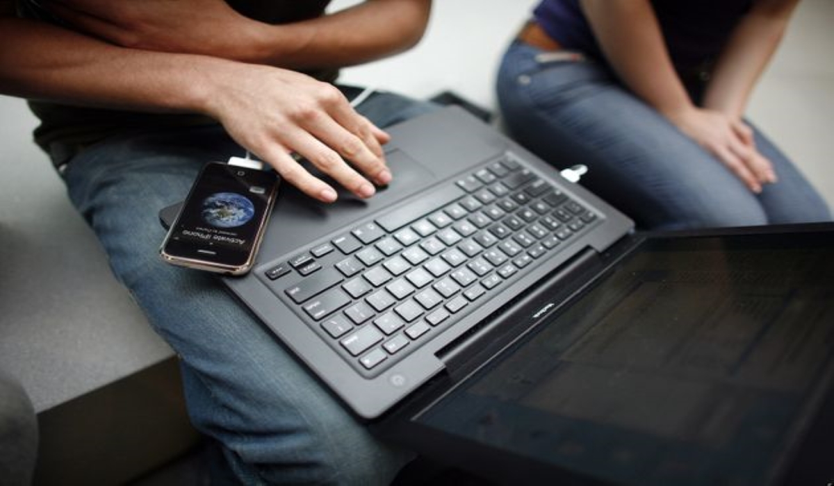 Laptop radiation does not cause skin cancer but it can contribute to male infertility