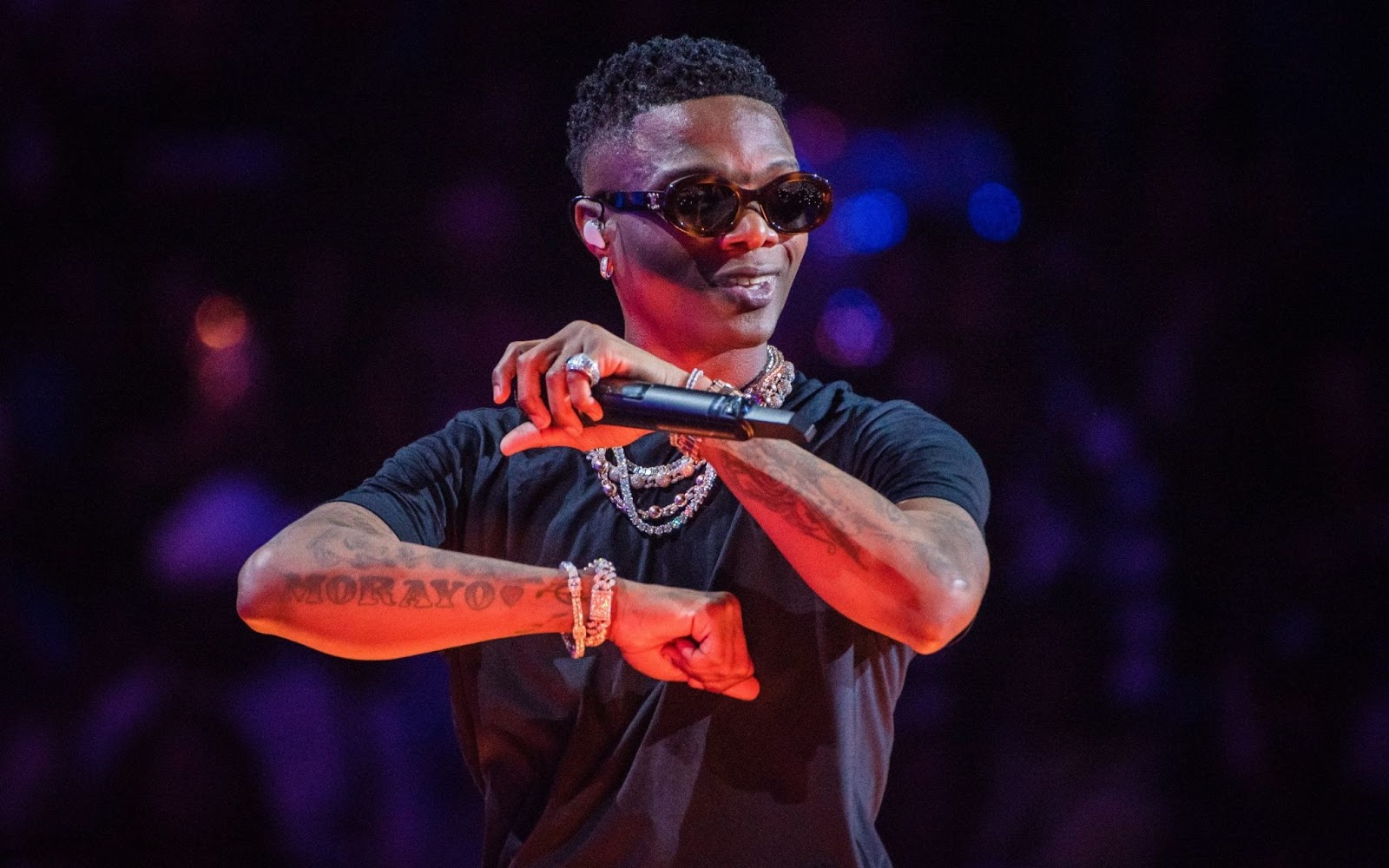 Did Wizkid provide free bus to gather crowd at Tottenham Hotspur Stadium concert?