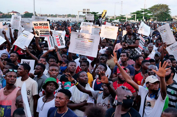 #EndBadGovernanceNigeria: Video of protesters stoning police not in Kaduna