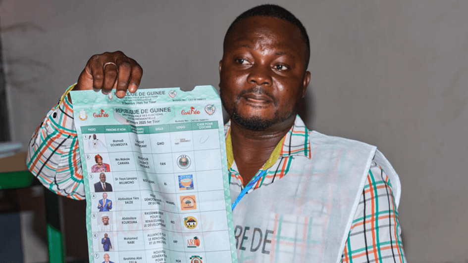 Présidentielle en Guinée : le bulletin de vote n’a pas été conçu pour favoriser Mamadi Doumbouya