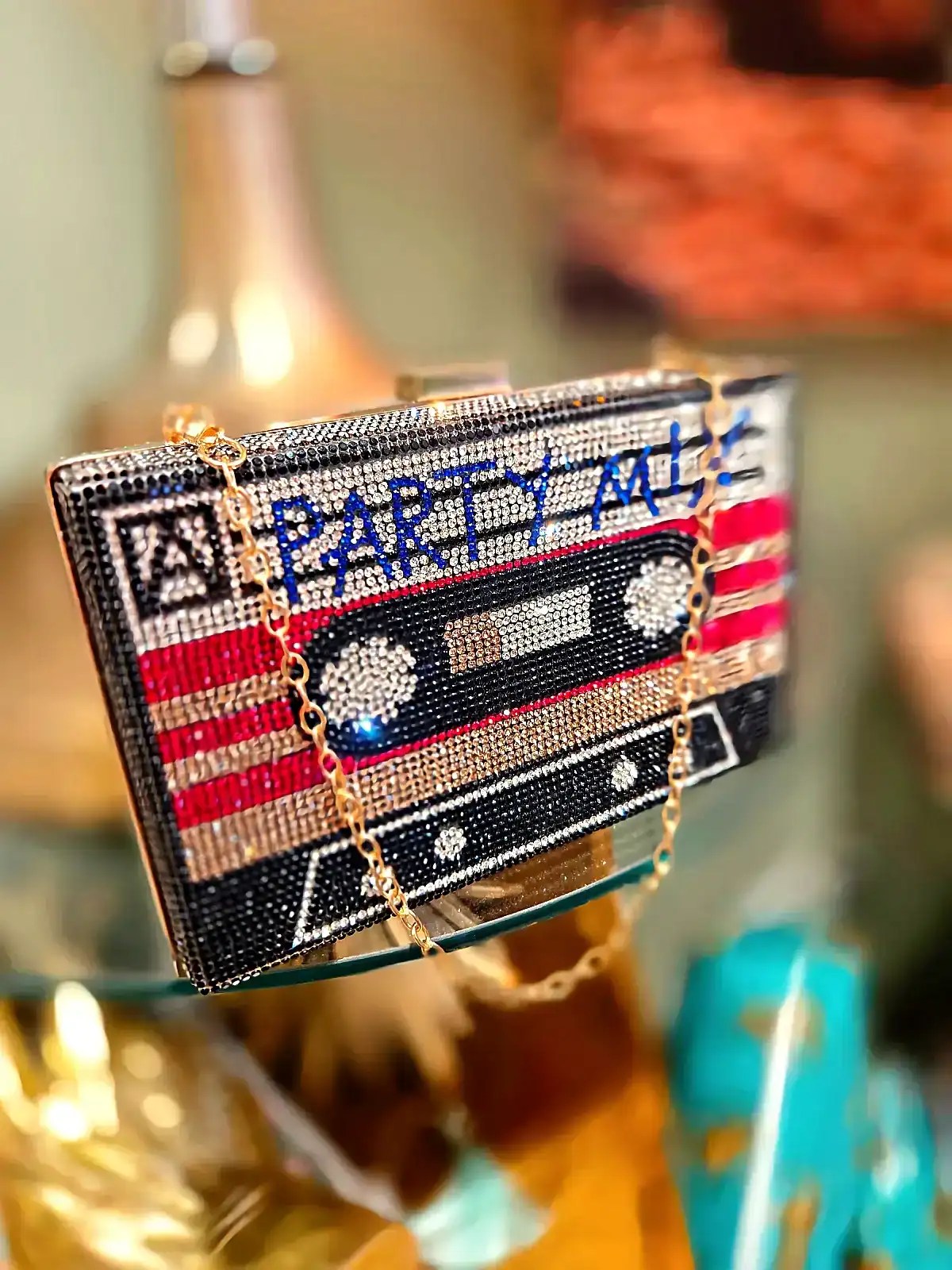 Håndlavet festtaske med cassettedesign, pyntet med glimmer og sten.