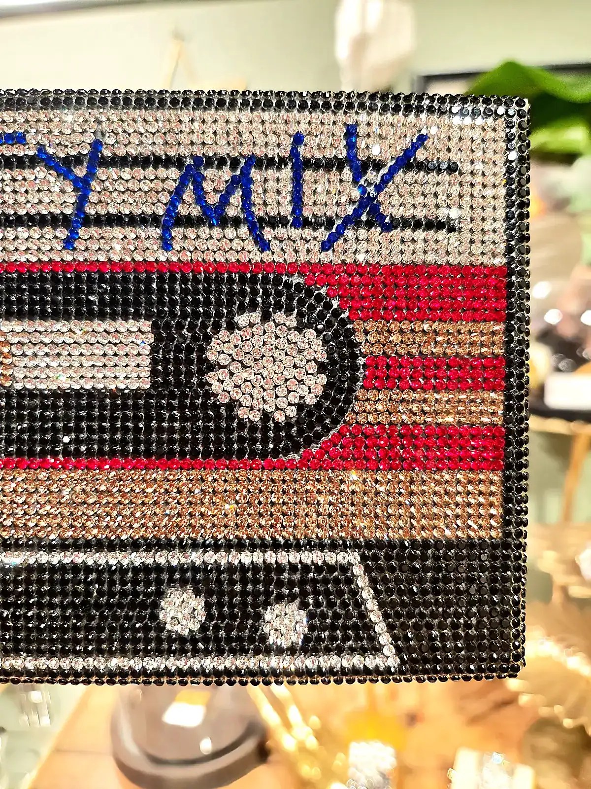 Rhinestensdekoreret taske med musikbånd og tekst, perfekt til fest og festlige lejligheder.