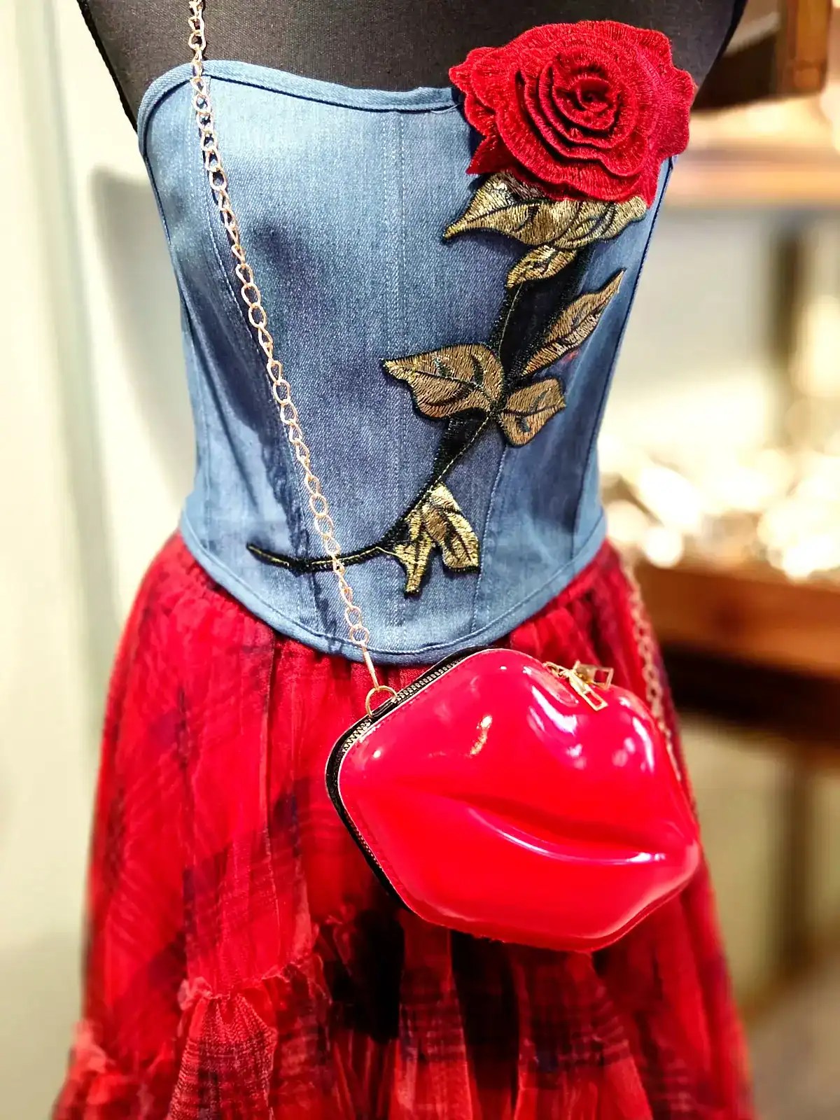 Rød kys taske over denim corsage med broderet rose.