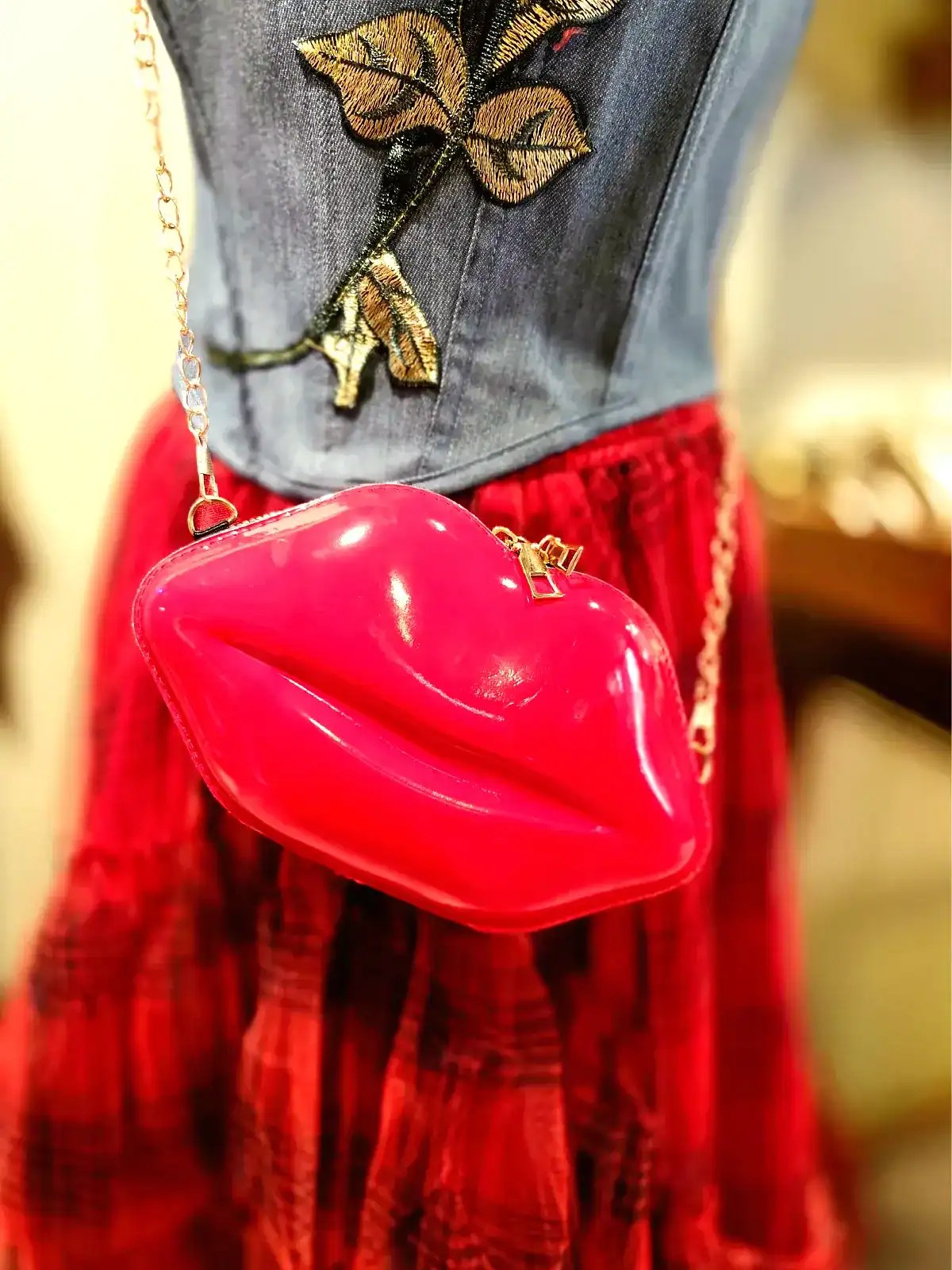 Rød læbeformet clutch taske som trendy accessories til stilfuldt look.