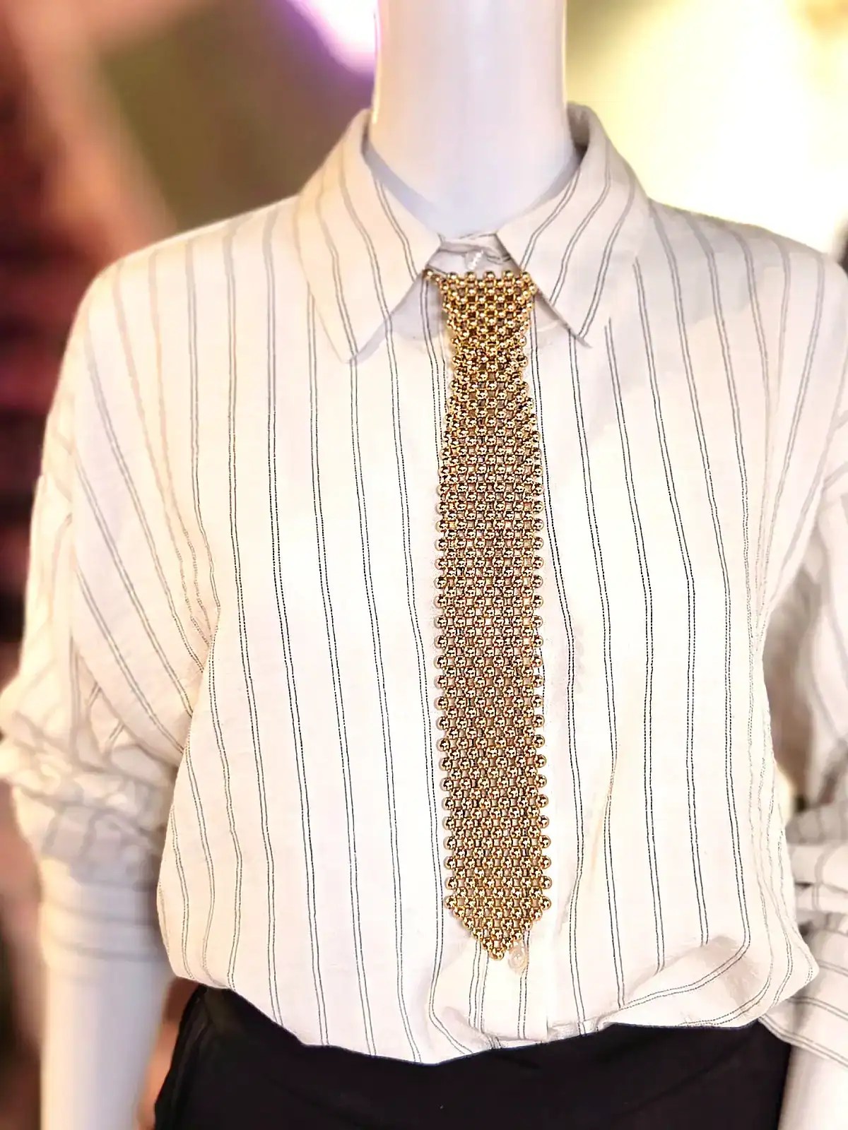 Perleslips halskæde i guld til elegante outfits.