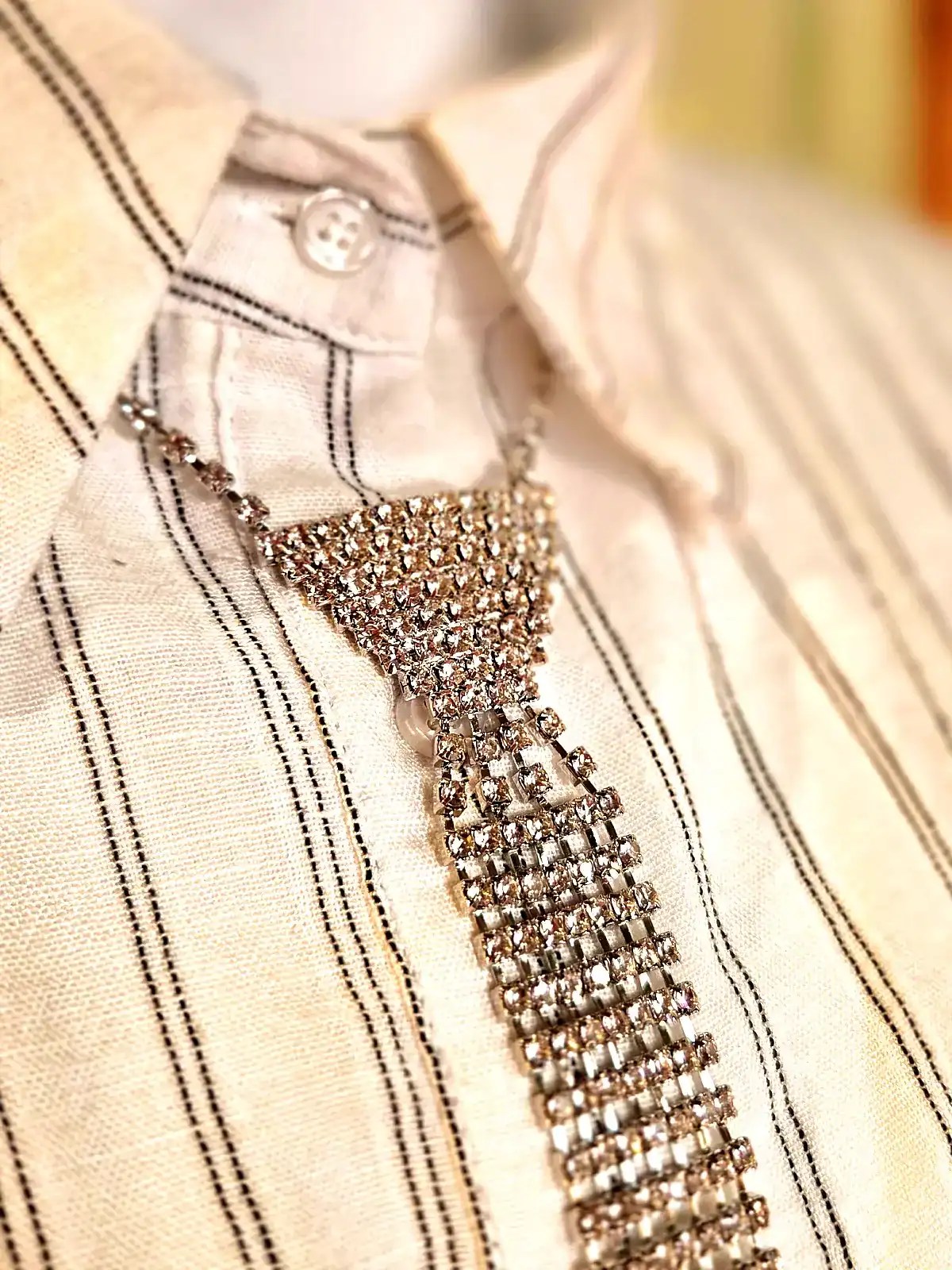 Guld halskæde med similislips design, perfekt til elegante outfits.
