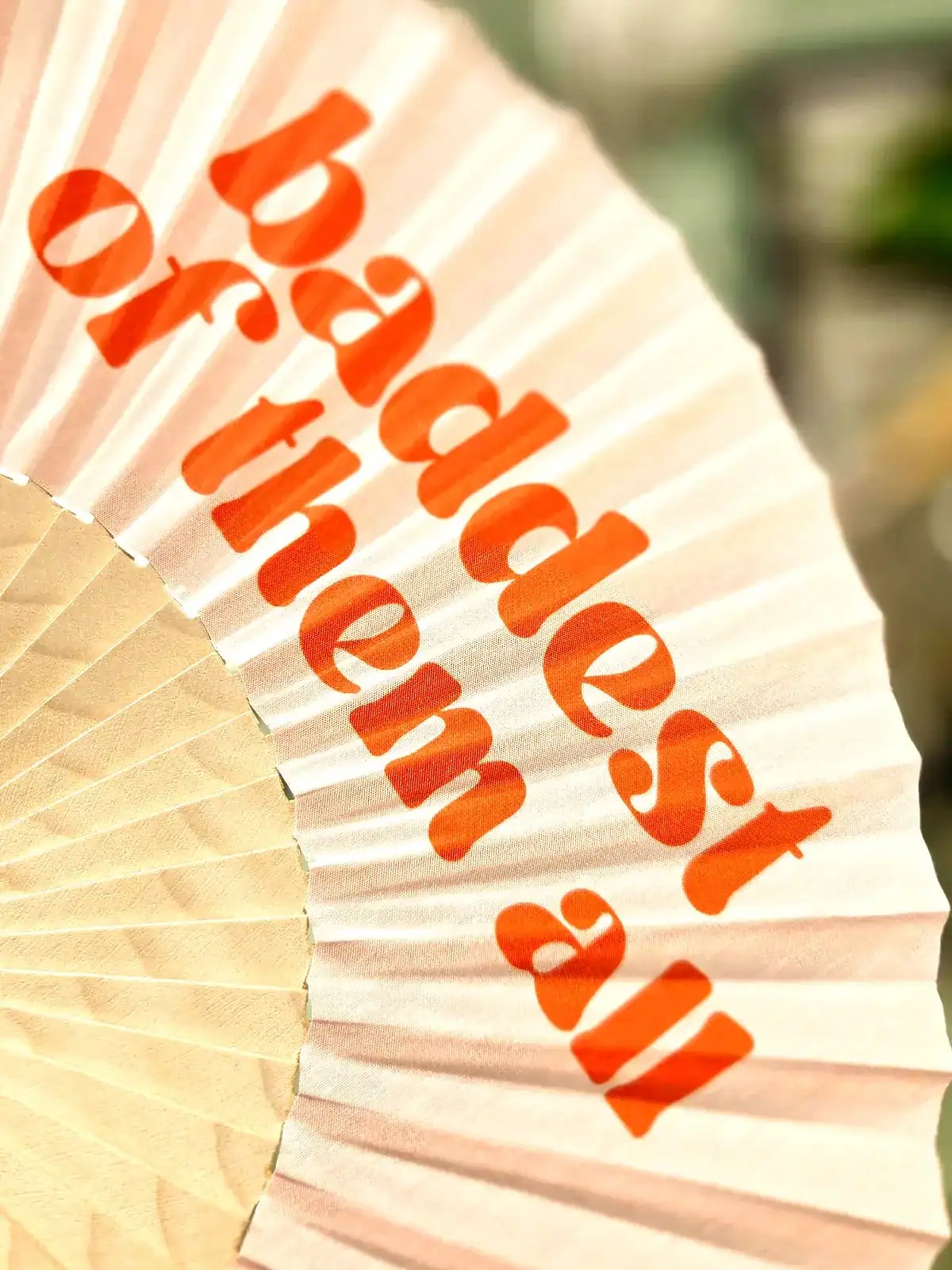 Japansk papirvifte med teksten "badet er the" i orange, dekorativt badeværelses- og badeværelsesdesi.
