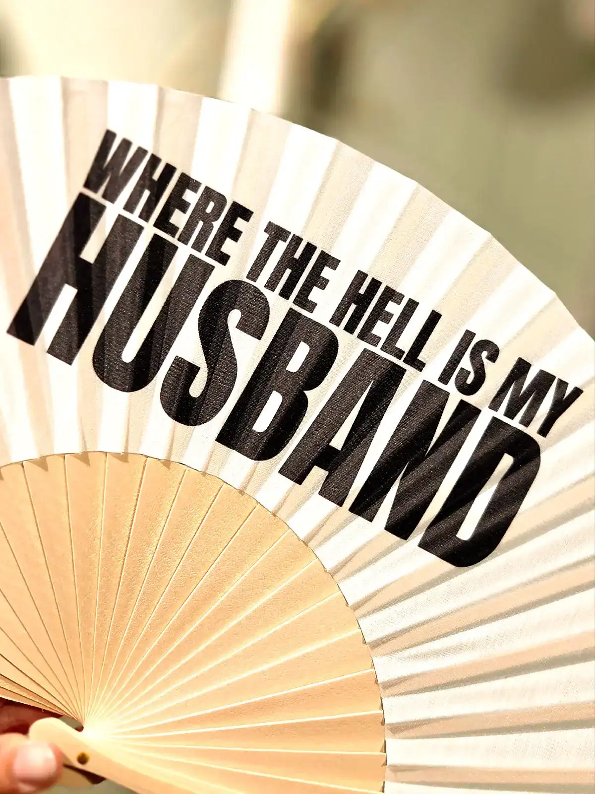 vifte med tekst "Where the hell is my HUSBAND".