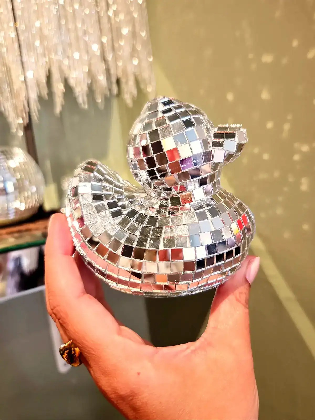 Reflekterende andekop i diskokugge-stil med spejleffekt.