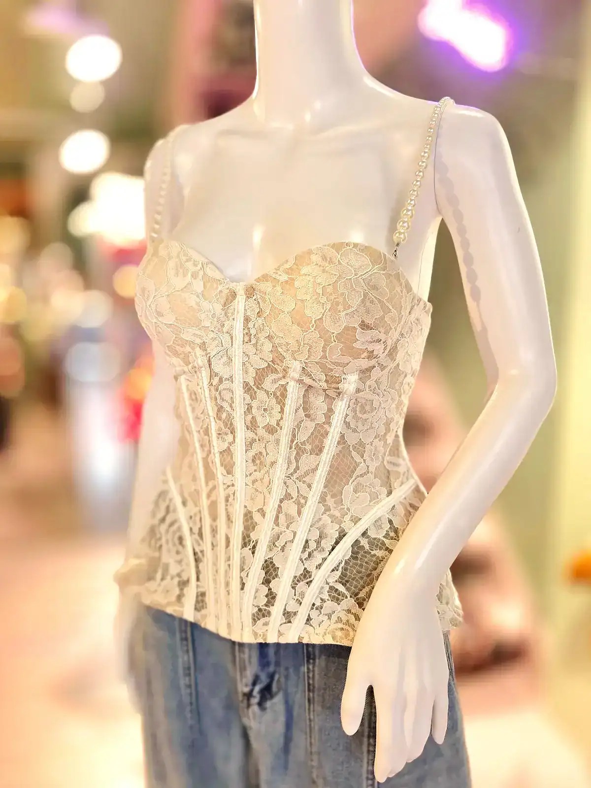Hvid blonde corset med perlespænder, perfekt til fest eller romantisk anledning. Elegant og feminint.
