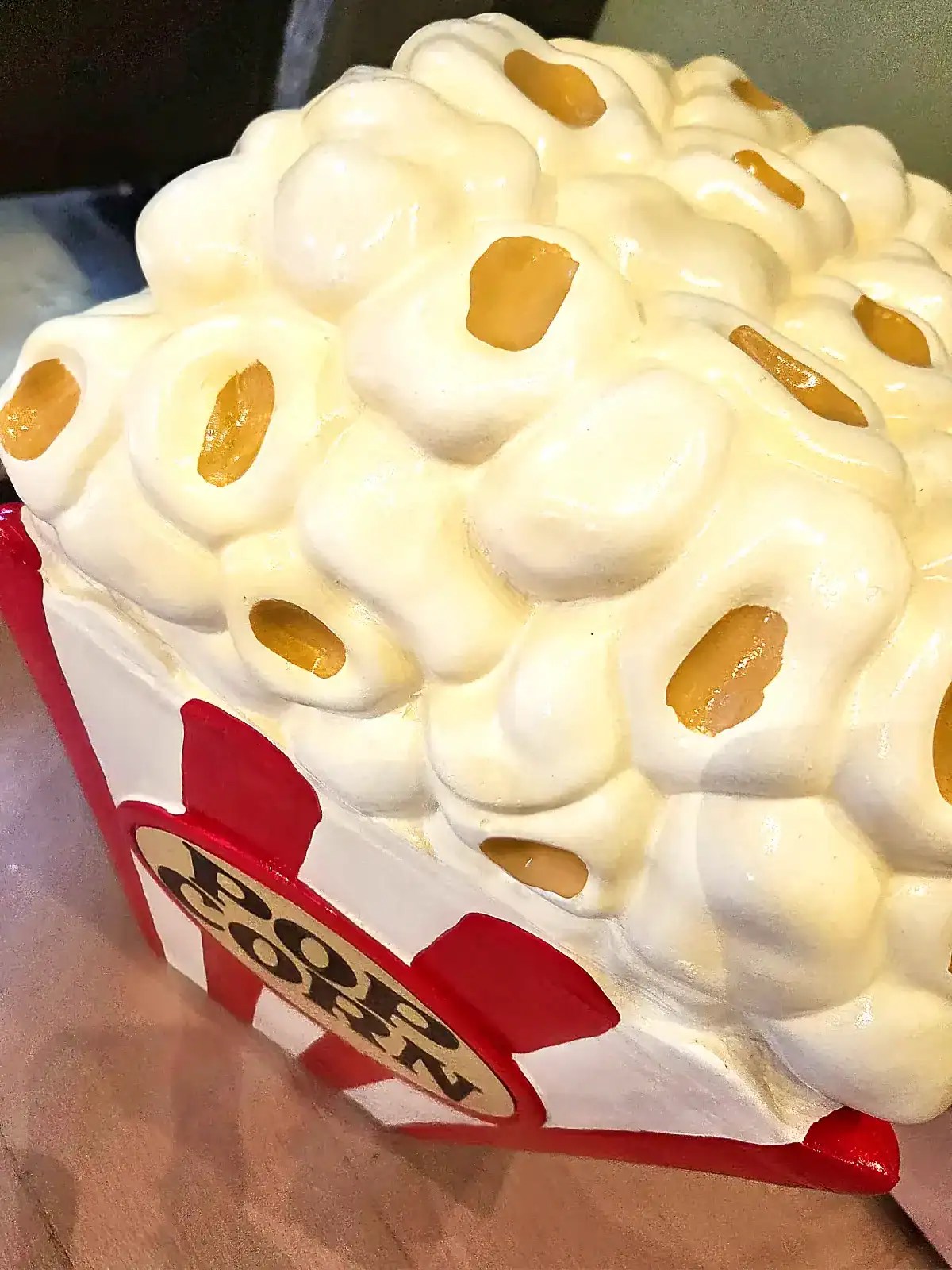 Popcorn sidebord med popcorn og karamel, perfekt til biografoplevelsen.