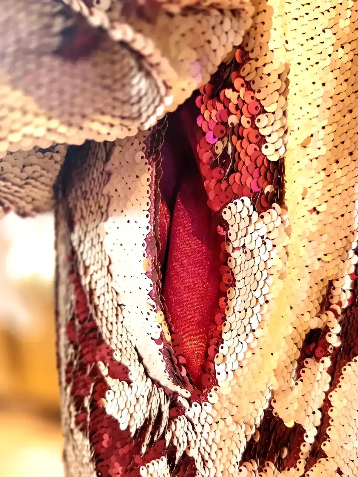 Detaljeret billede af en glitrende palliet kimono i lilac snake design.