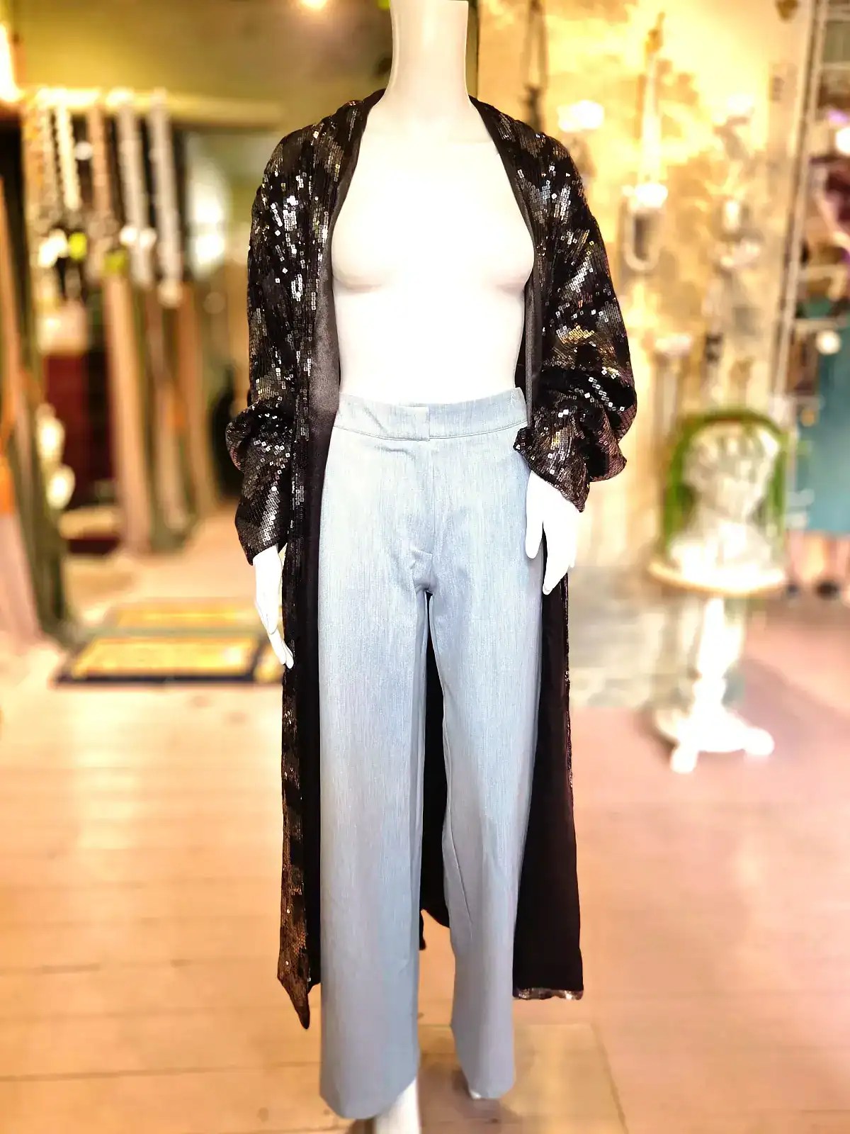 Elegant palliet kimono med gyldent rattlesnake print, perfekt til festlige anledninger.