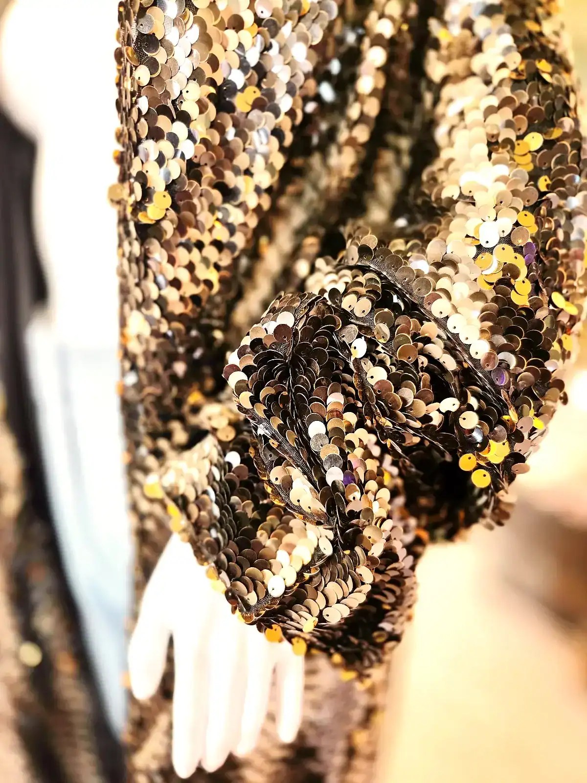 Detalje af pallietkimono med gyldent rattlesnake mønster, perfekt til festlige anledninger.