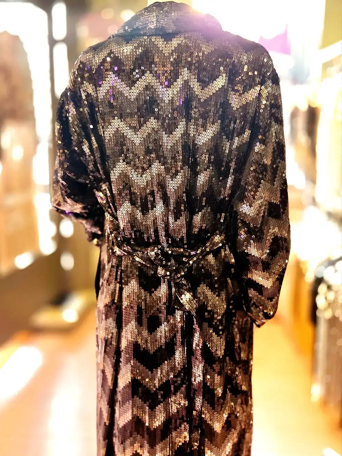 Luksuriøs palliet kimono med gyldent rattlesnake mønster, perfekt til festlige lejligheder.