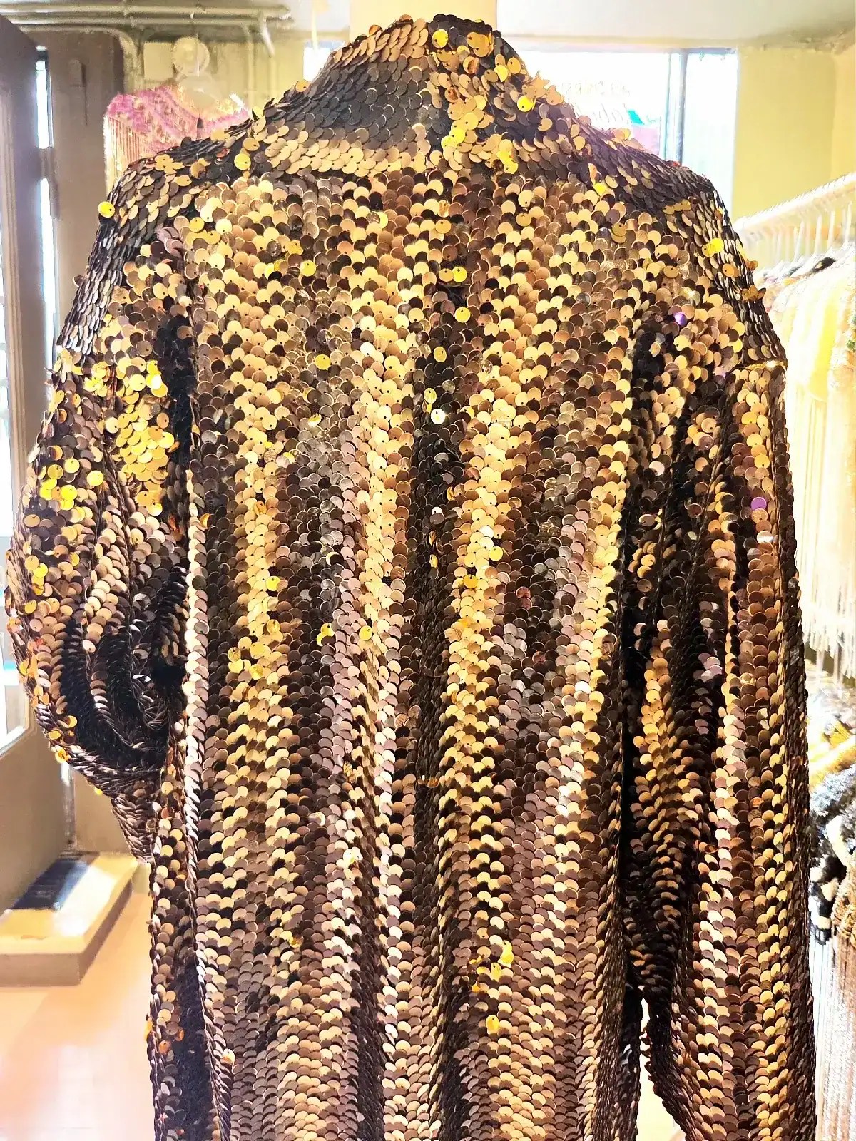 Luksuriøs palliet kimono med guld og sort rattlesnake design.