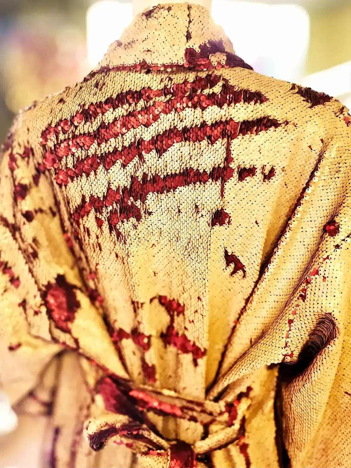 Lilla slangeskinnsmønstrede kimono med glansfuldt stof.