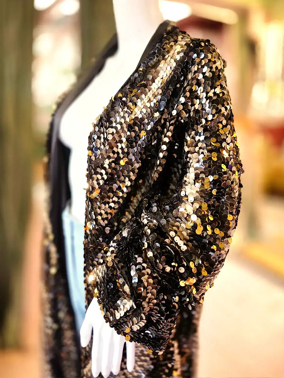 Luksuriøs palliet kimono med guld rattlesnake design, perfekt til festlige anledninger.