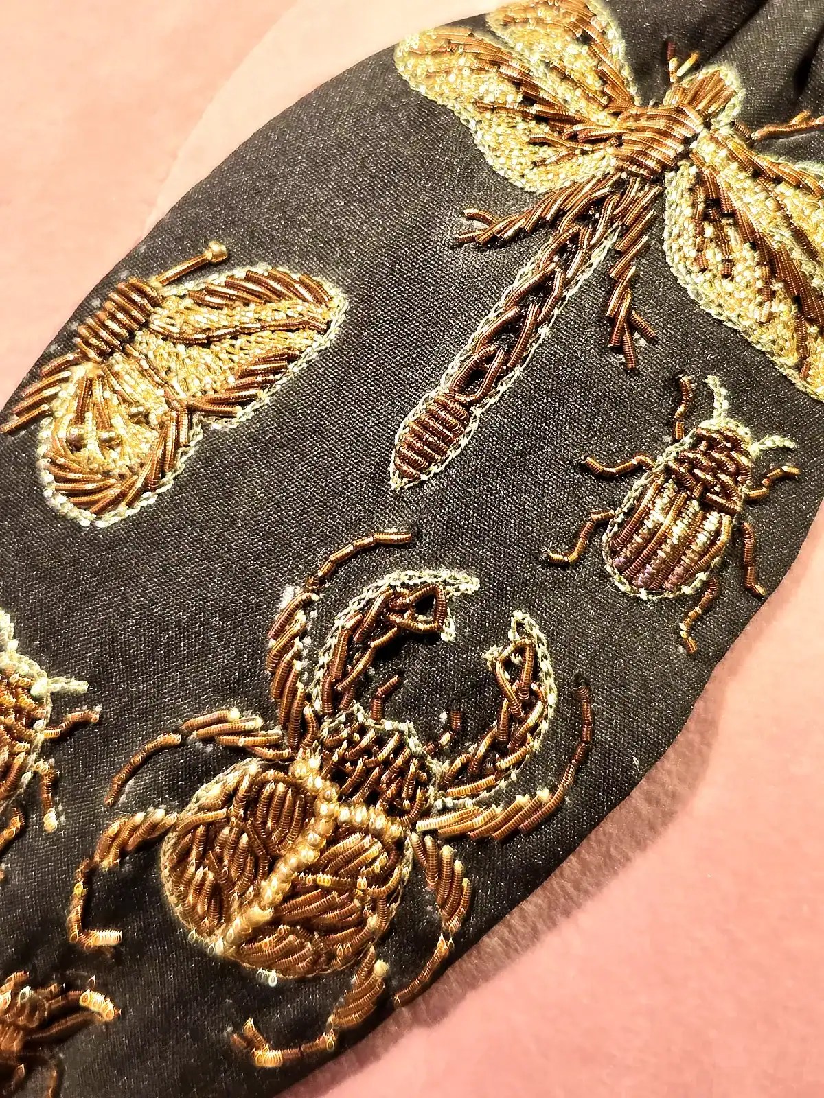 Håndlavet cremefarvet hårbøjle med valmuer og insekter broderet i guld.