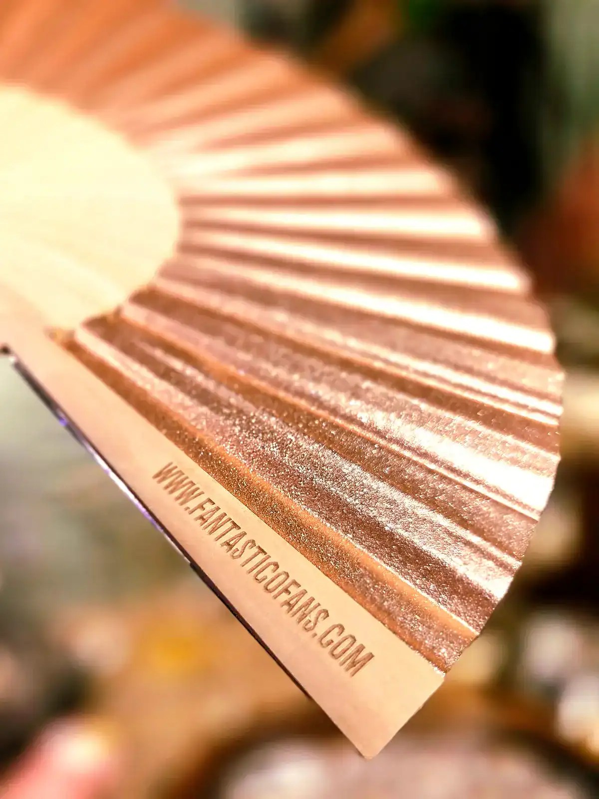 Detaljeret billede af en guldglitter vifte til dekoration.