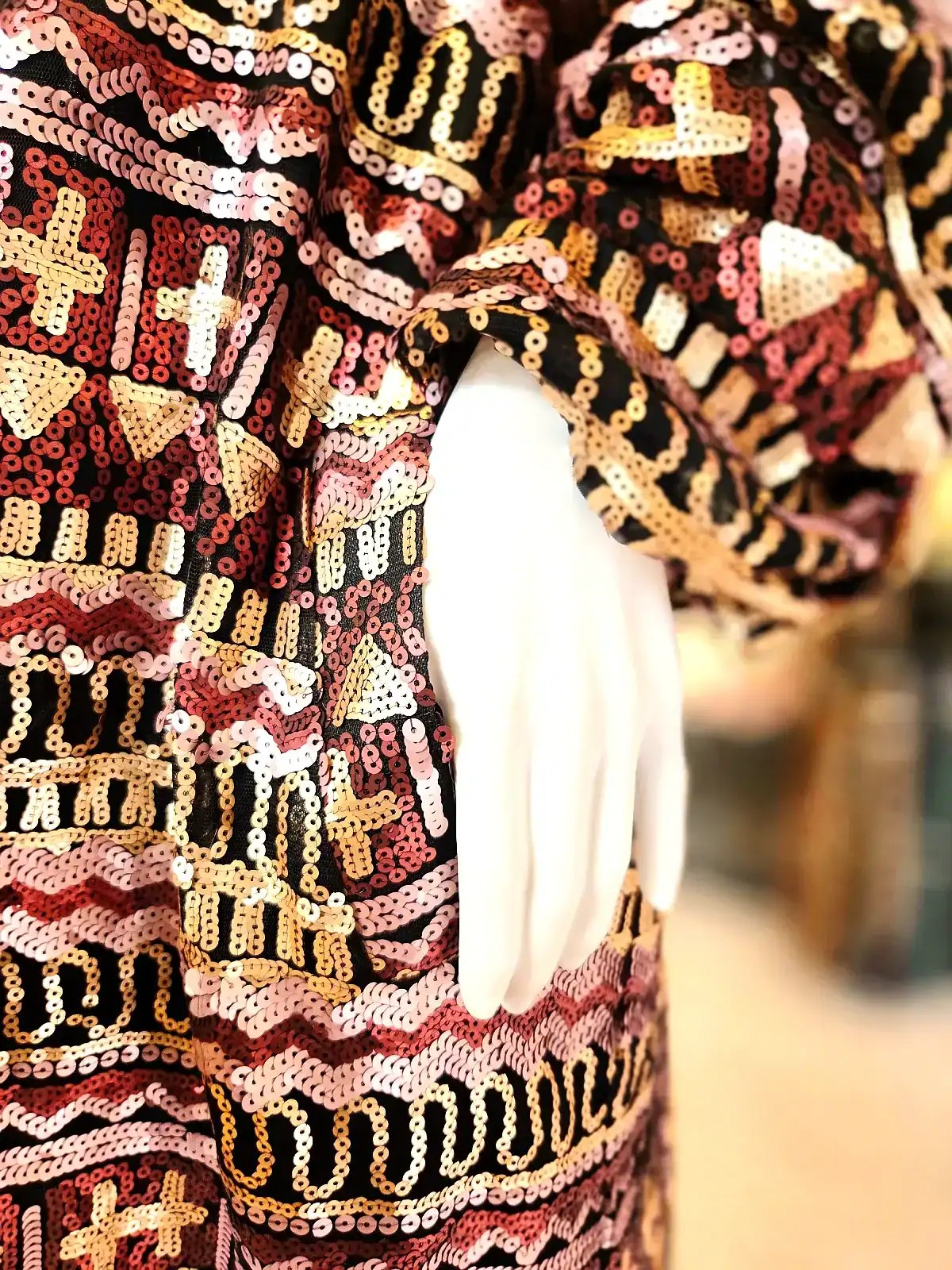 Detaljeret billede af palliet kimono med mosaikdesign og håndværksdetaljer.