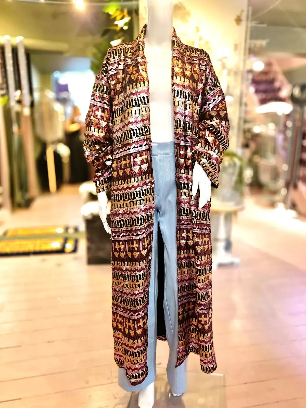 Farverig palliet kimono med et unikt desert mosaic mønster.