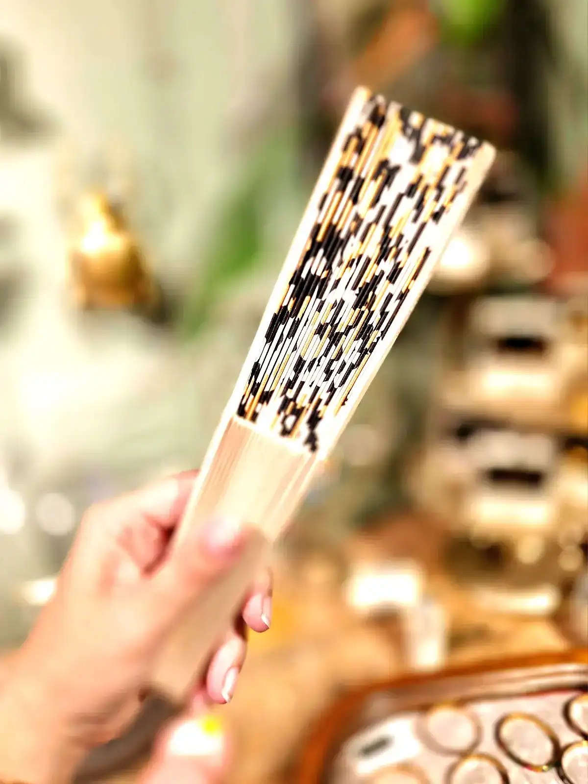 Guld glitter vifte, perfekt til fest og dekoration.