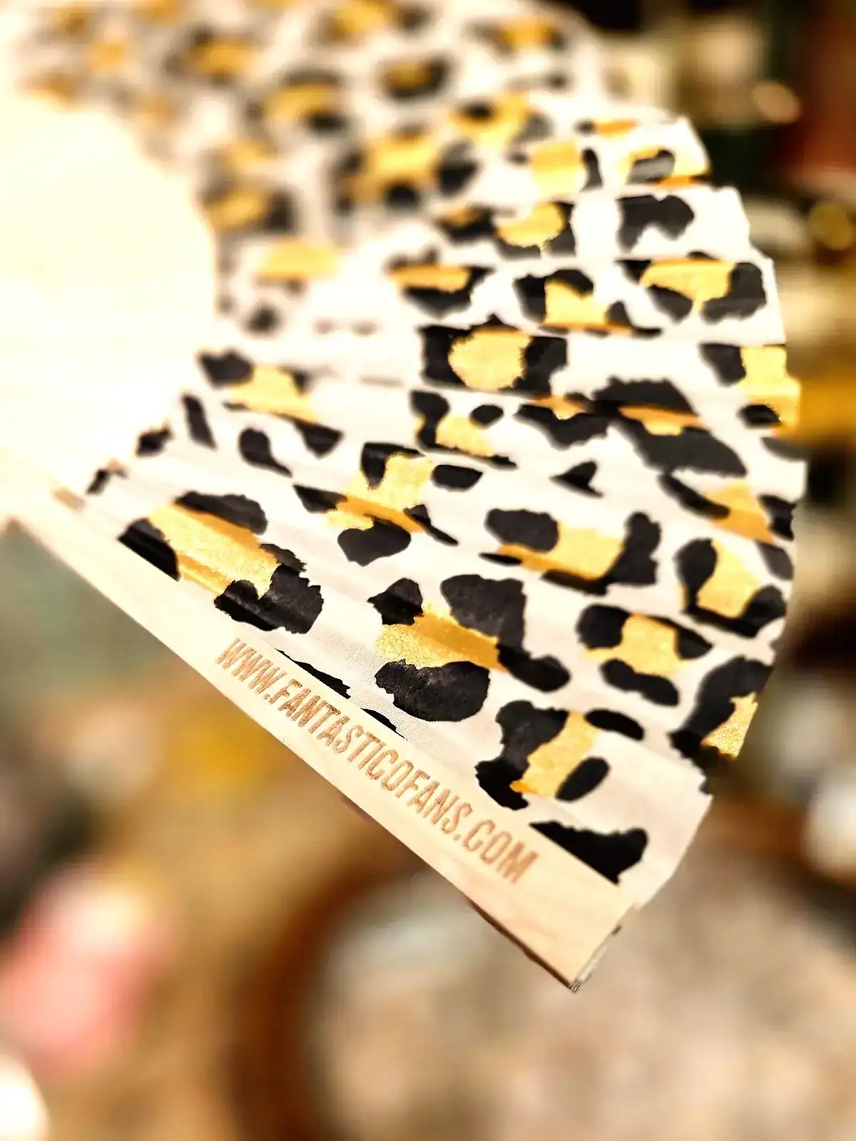Fashionabel leopardprint fan med guld glitter detaljer.