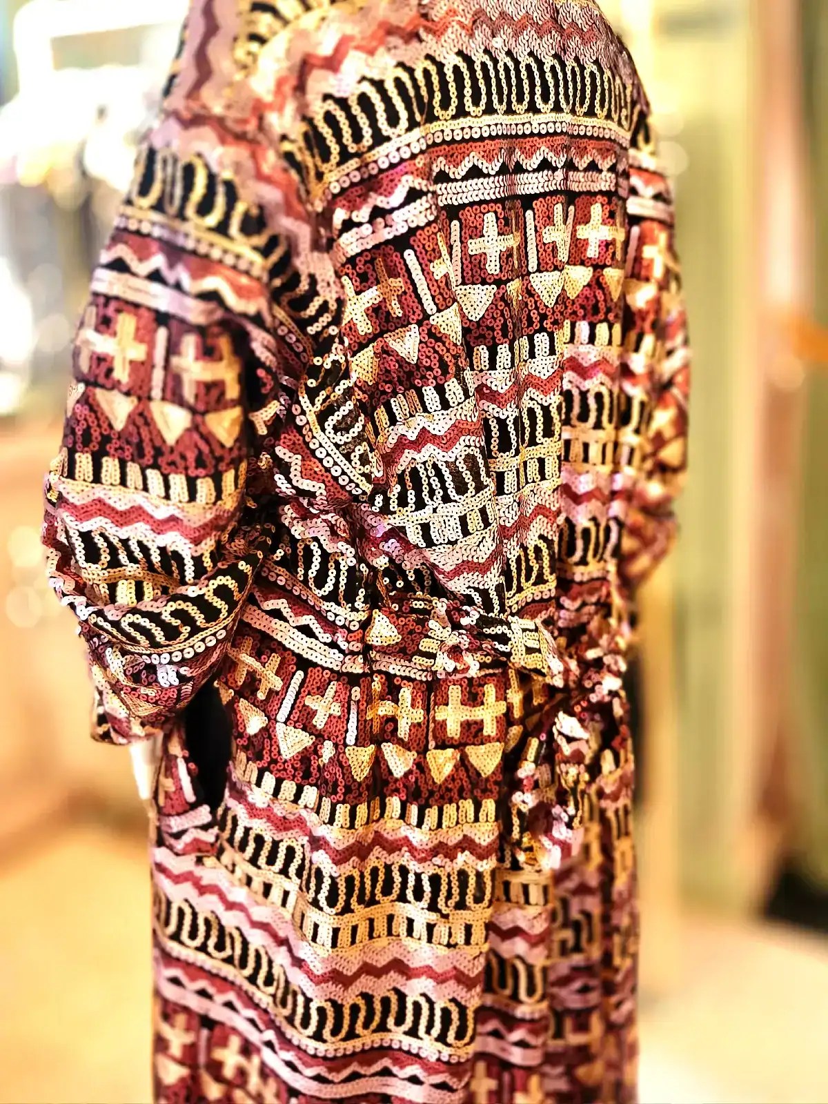 Farverigt palliet kimono med mosaikdesign til unikke outfits.