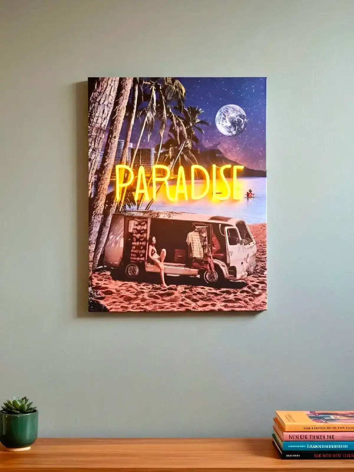 Vægkunst med neon-tekst 'PARADISE' og strandmotiv.