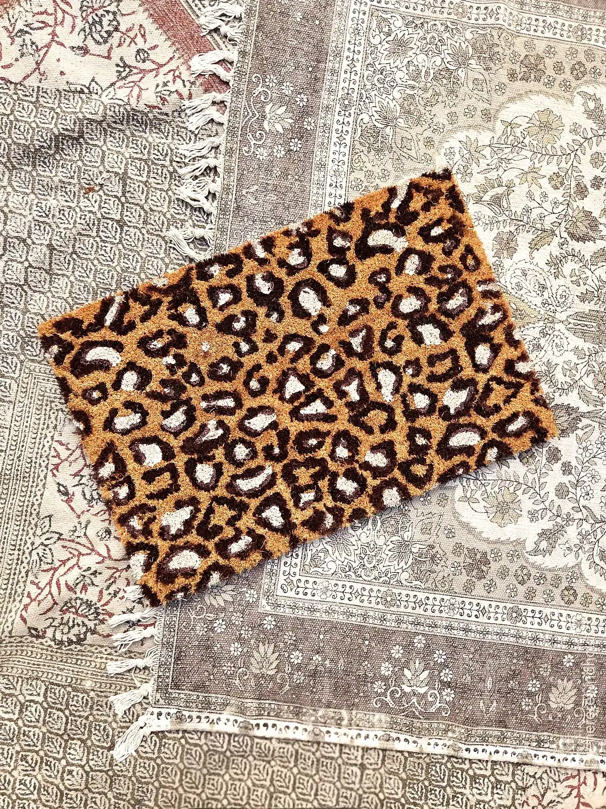 Leopardprint kokosmåtte til hjemmet, blød og dekorativ.