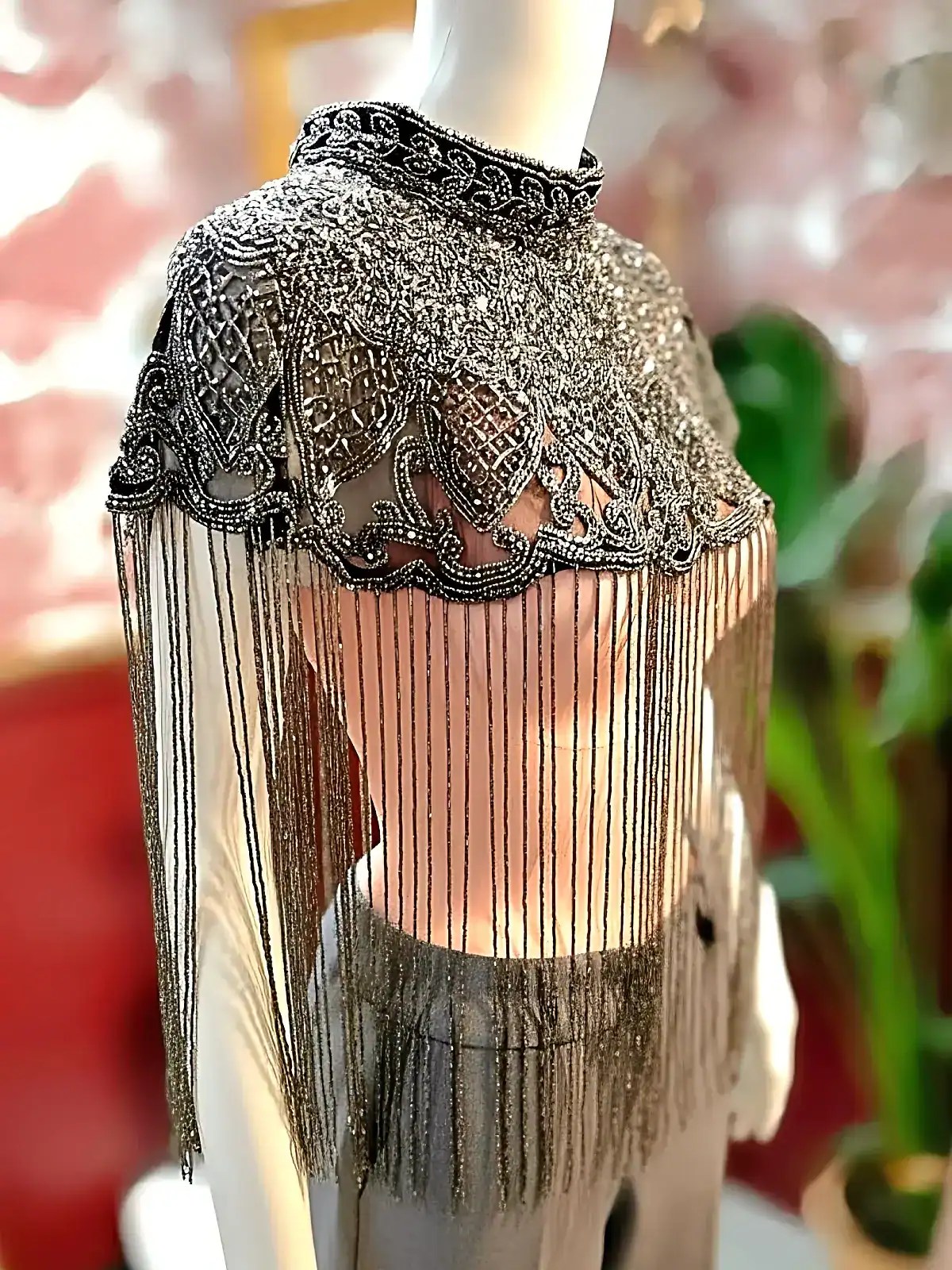 Elegant perlekappe i gunmetal med frynser og detaljer.