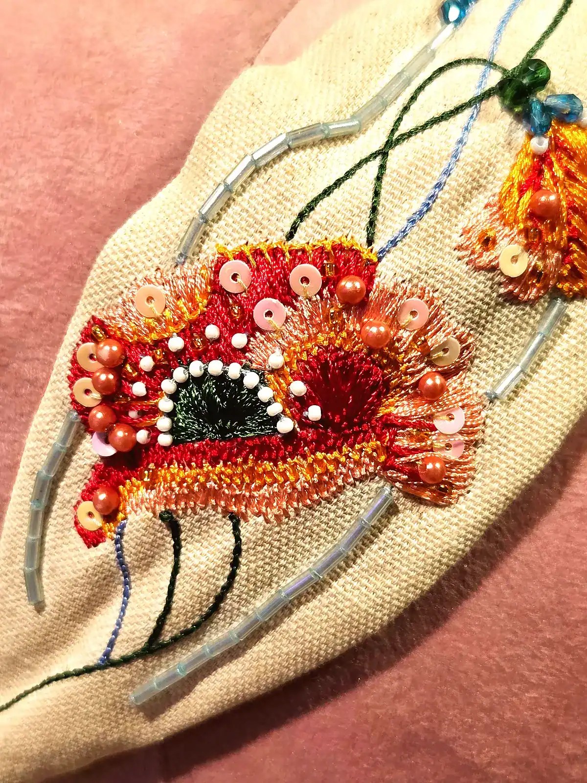 Håndlavet sart lyserød hårbøjle med perler og broderi.
