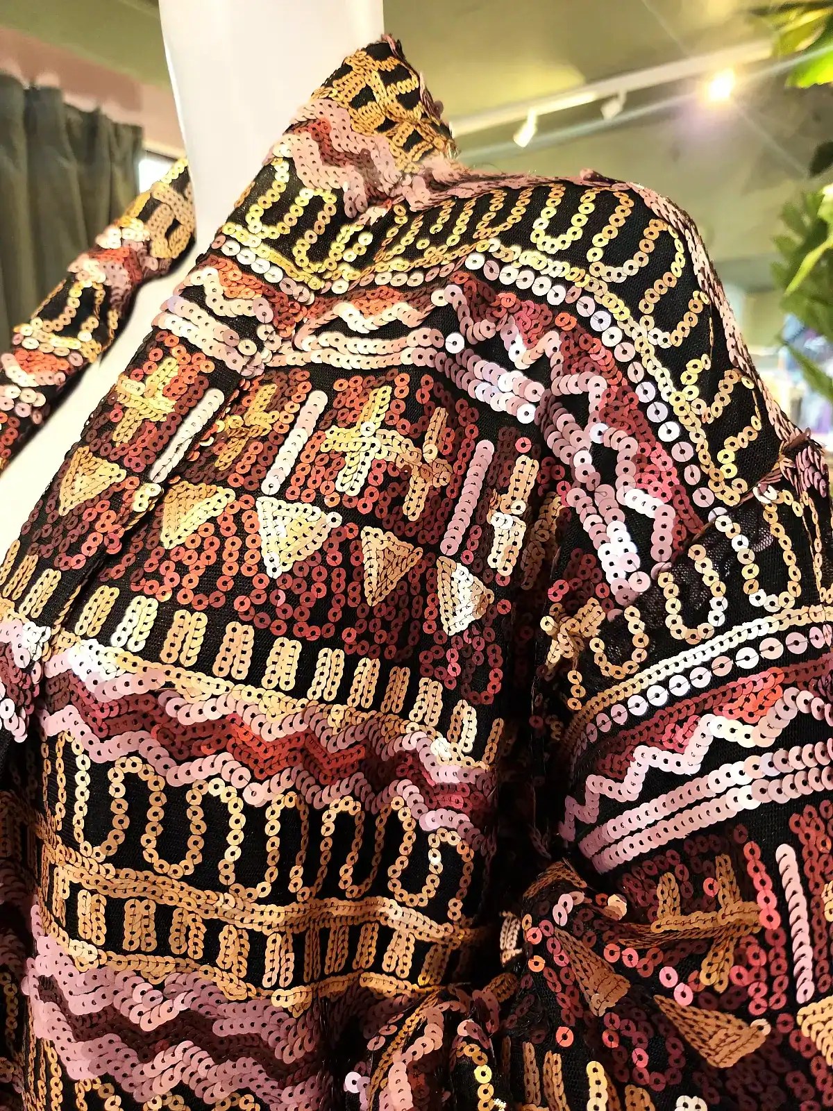 Farverig palliet kimono med mosaikdesign i jordfarver og pink nuancer.