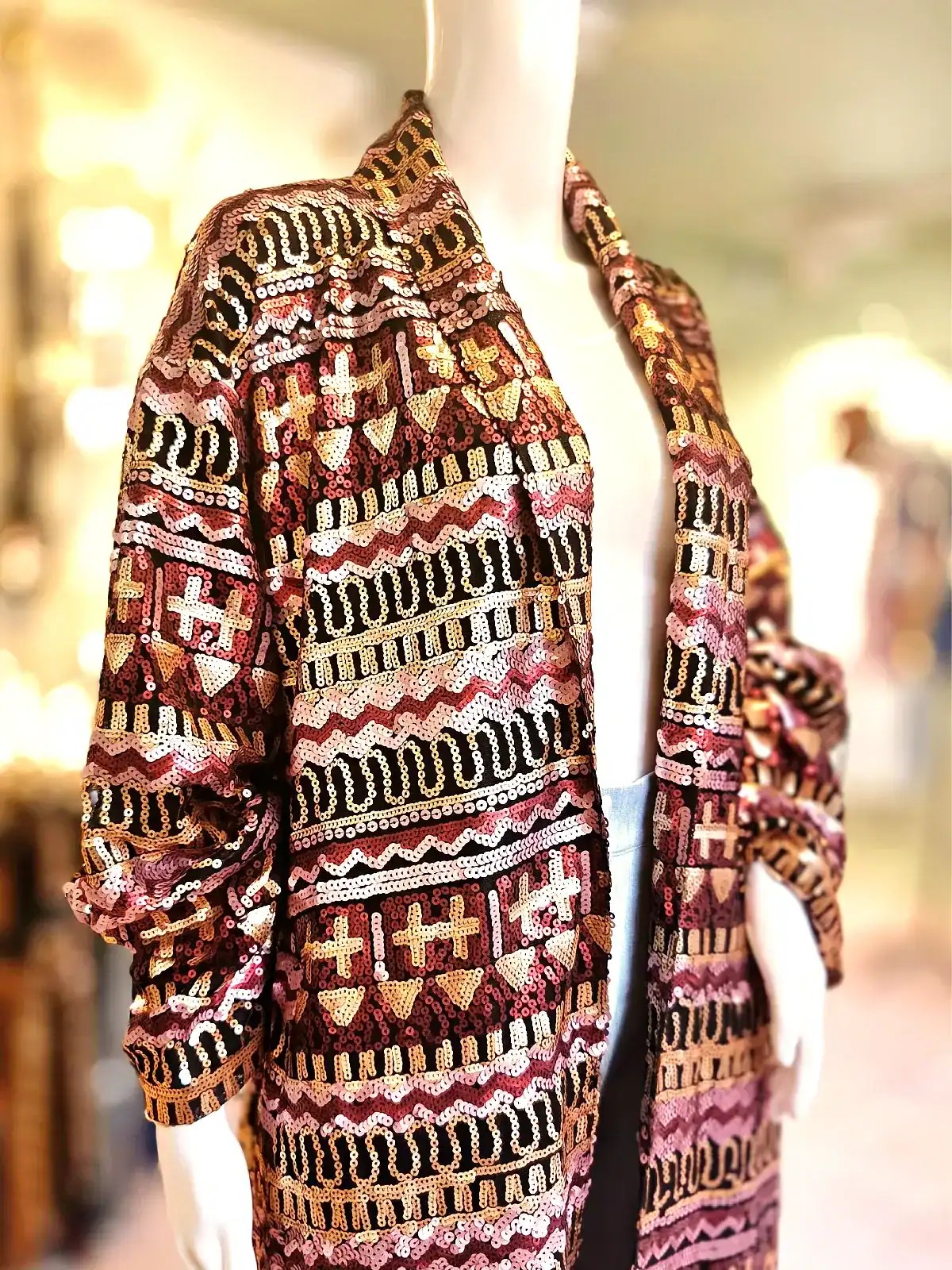 Farverig kimono med mosaikdesign til kvinder.