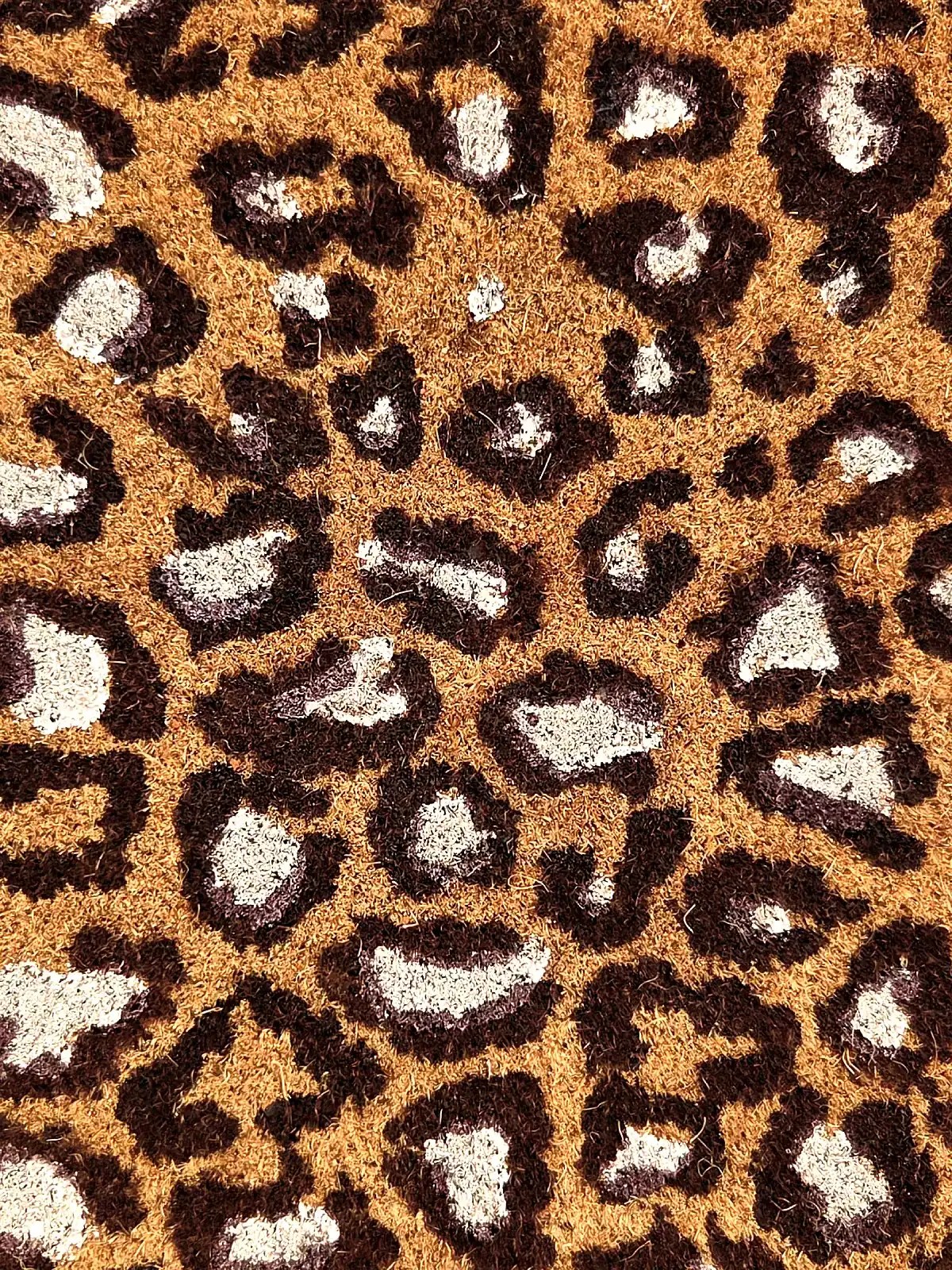 Leopardmønstret kokosmåtte med dyreprint til boligindretning.