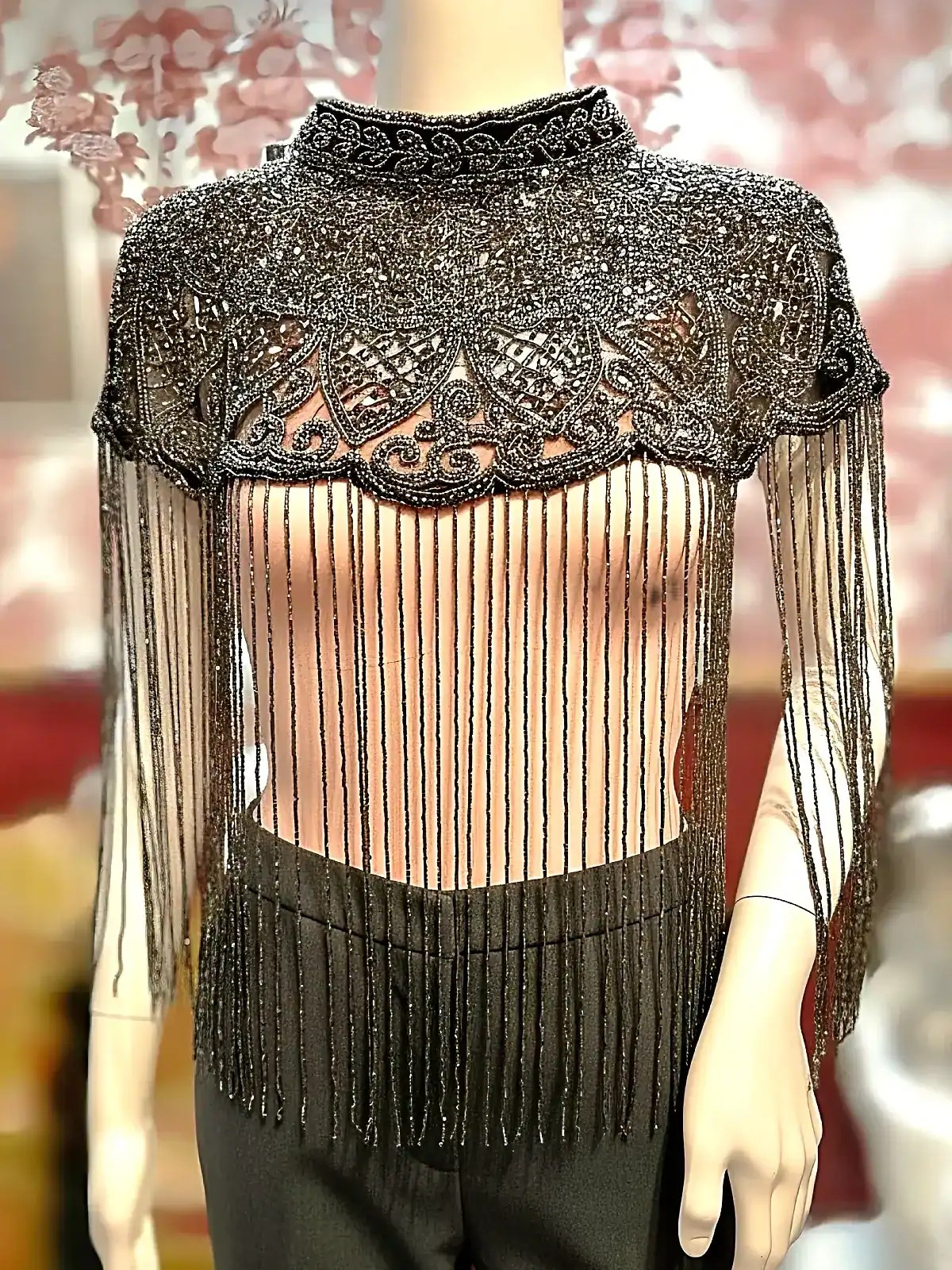 Elegant perlekappe i gunmetal med frynser og broderi.