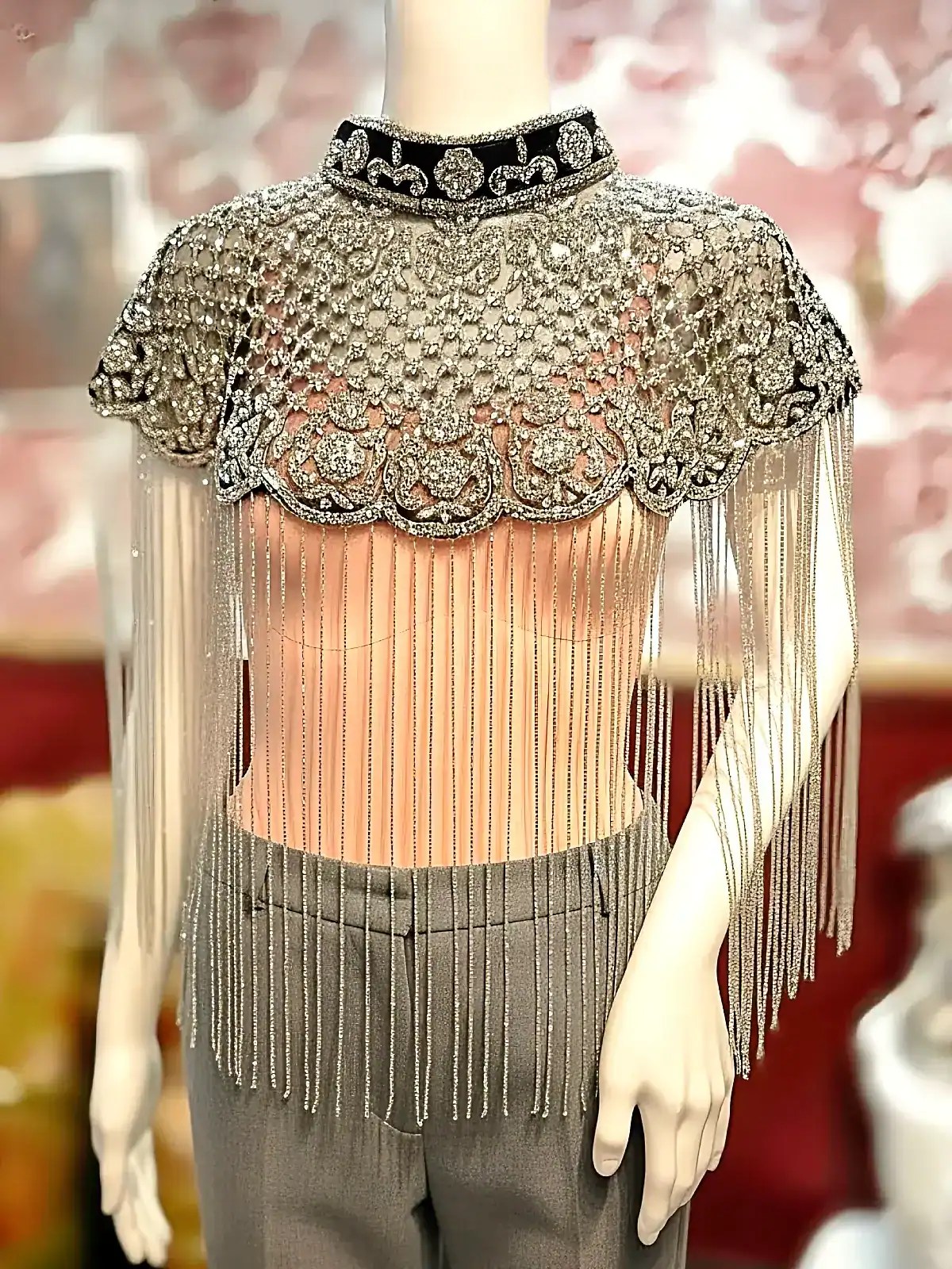 Elegant perlekappe i gunmetal med frynser og broderi.