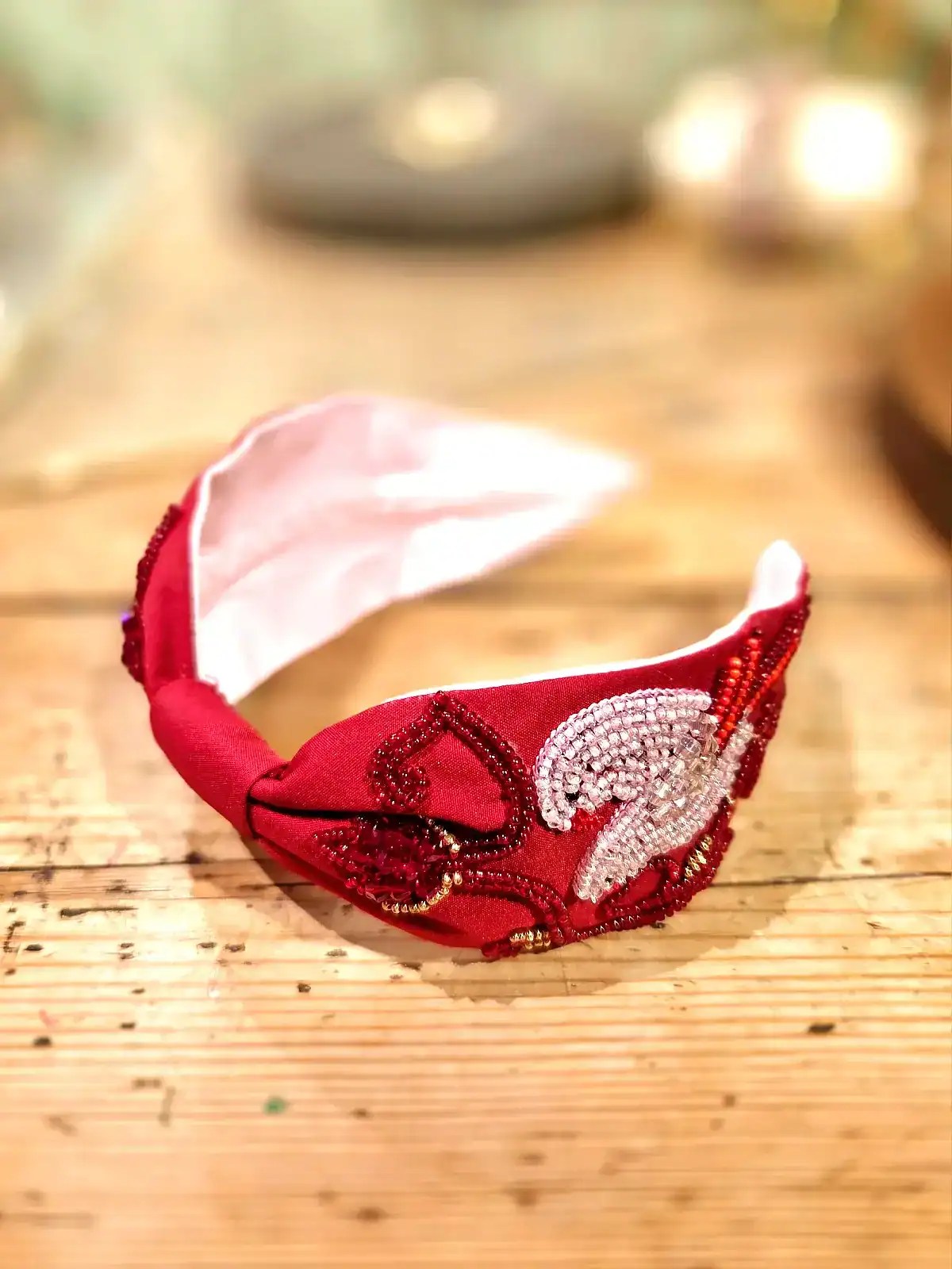 Håndlavet sort hårbøjle med guldinsekter, perfekt til unikke accessories.