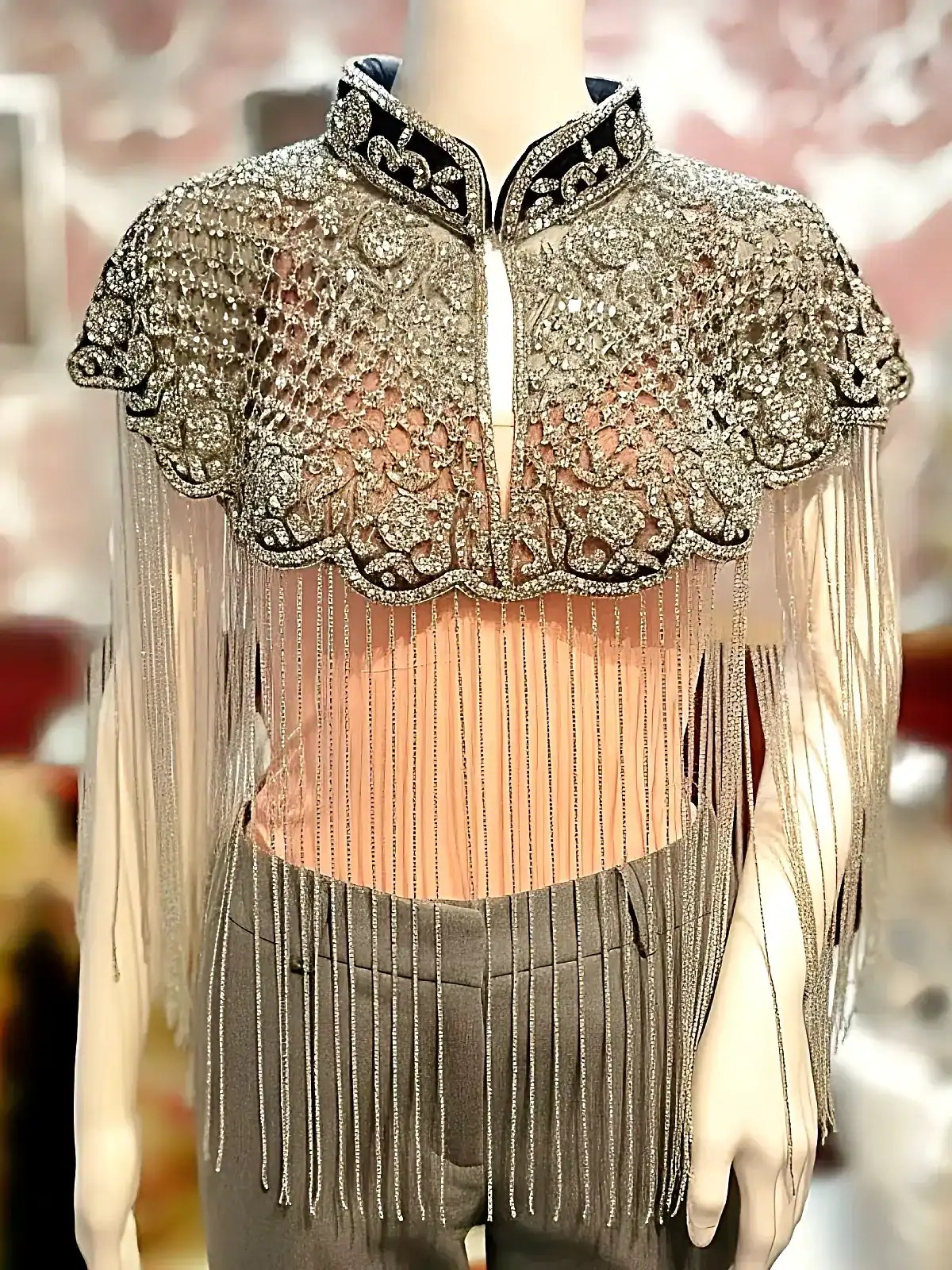 Elegant perlekappe med sorte og sølvfarvede detaljer.