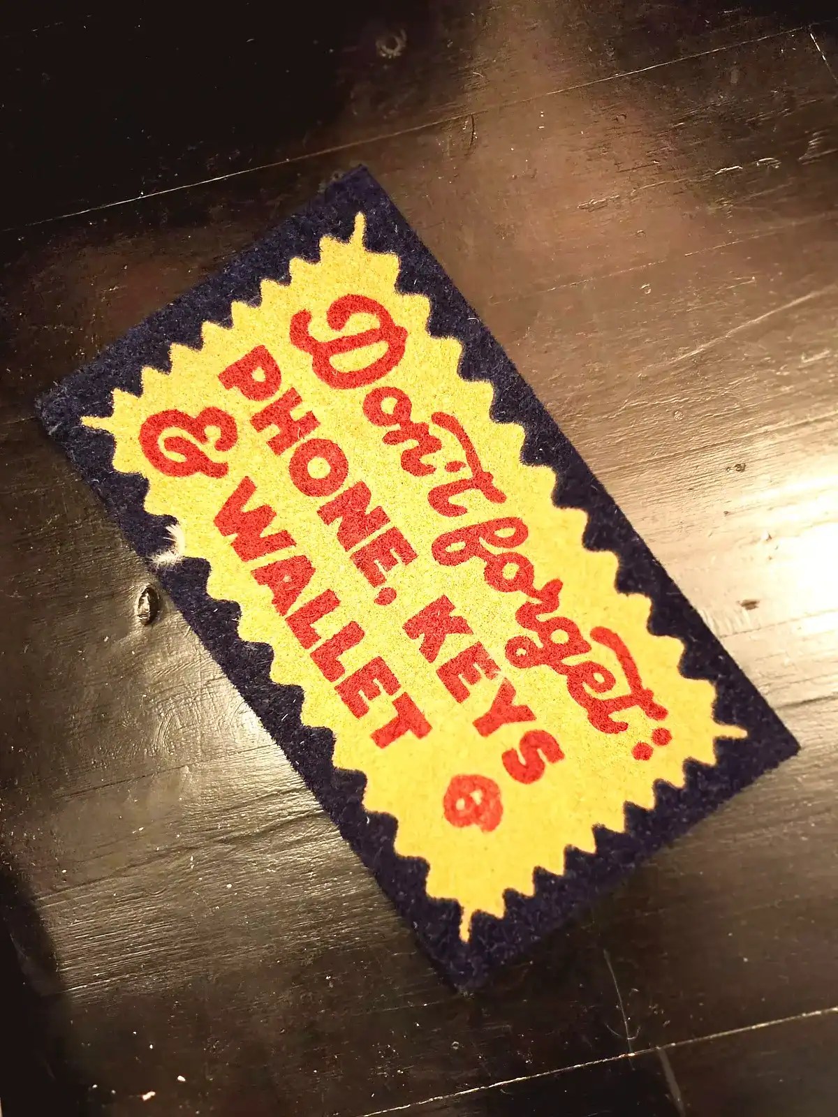 Håndlavet patch med tekst om magisk univers og brands.