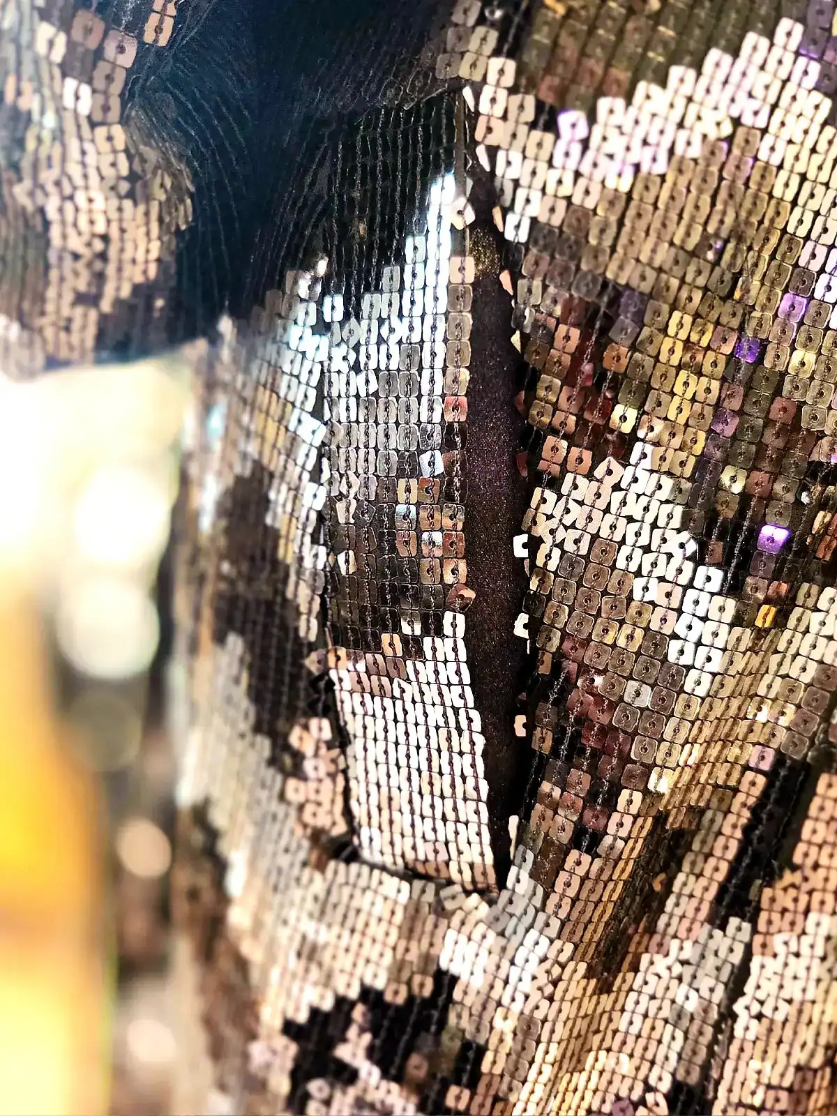 Detalje af palliet kimono med gyldent rattlesnake mønster.