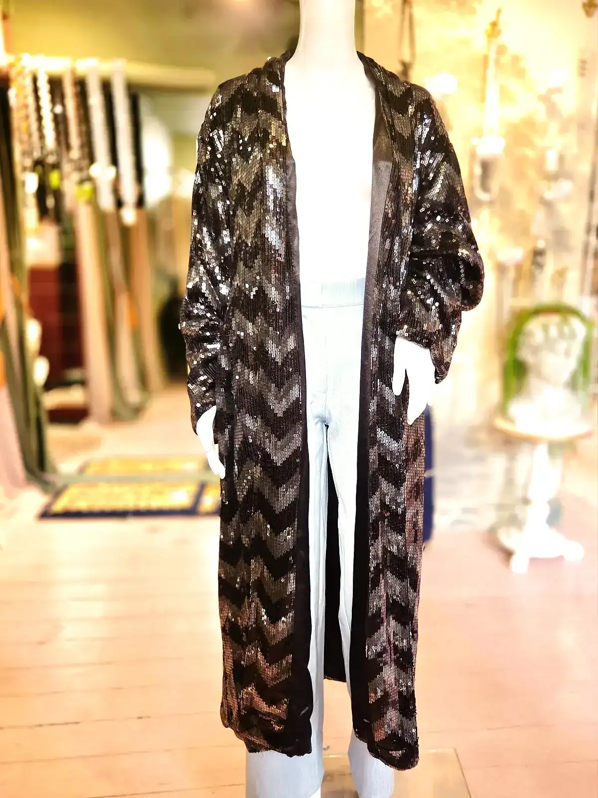 Sort og sølv palliet kimono med slangeprint, luksuriøst og iøjnefaldende design.