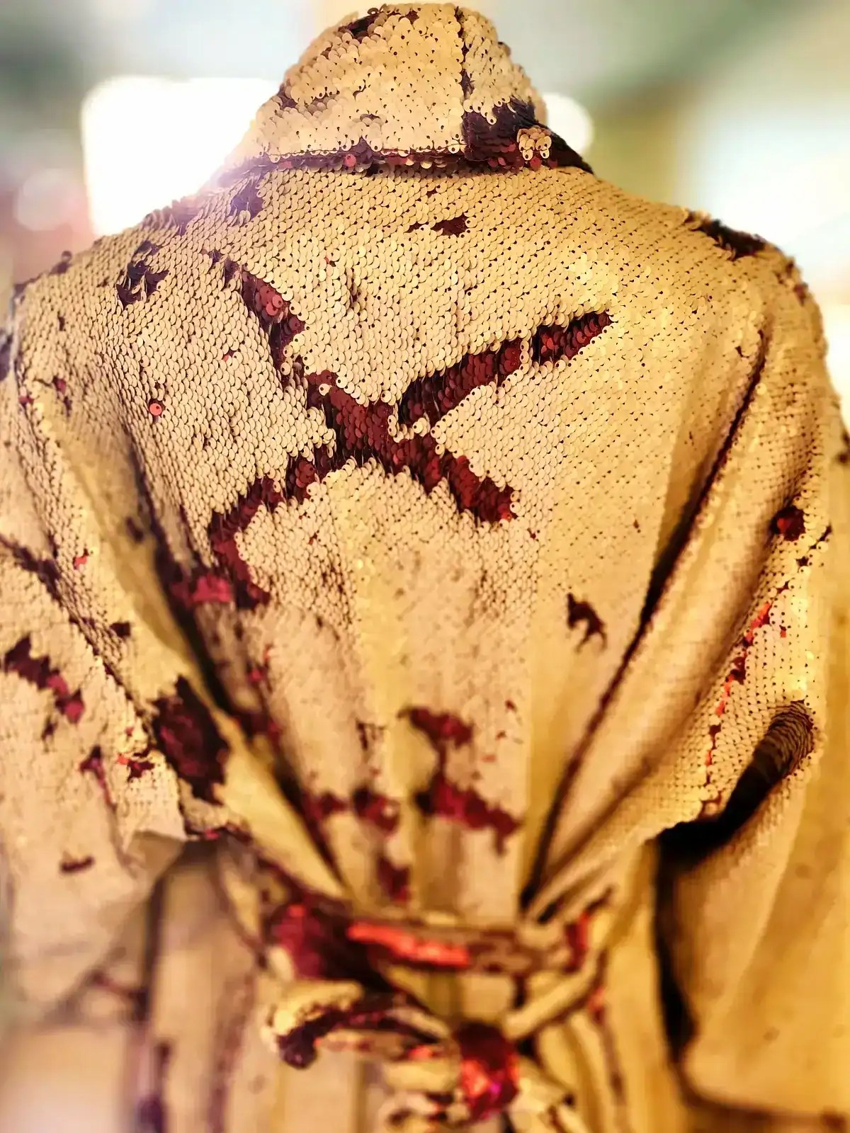 Lilla slangeprintet kimono i luksuriøst materiale, perfekt til stilfulde outfits.