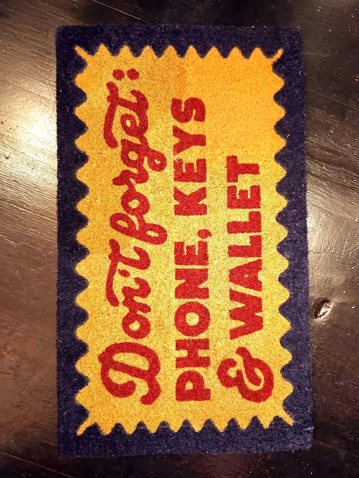 Dudette logo med telefon, nøgler og pung i et magisk univers.