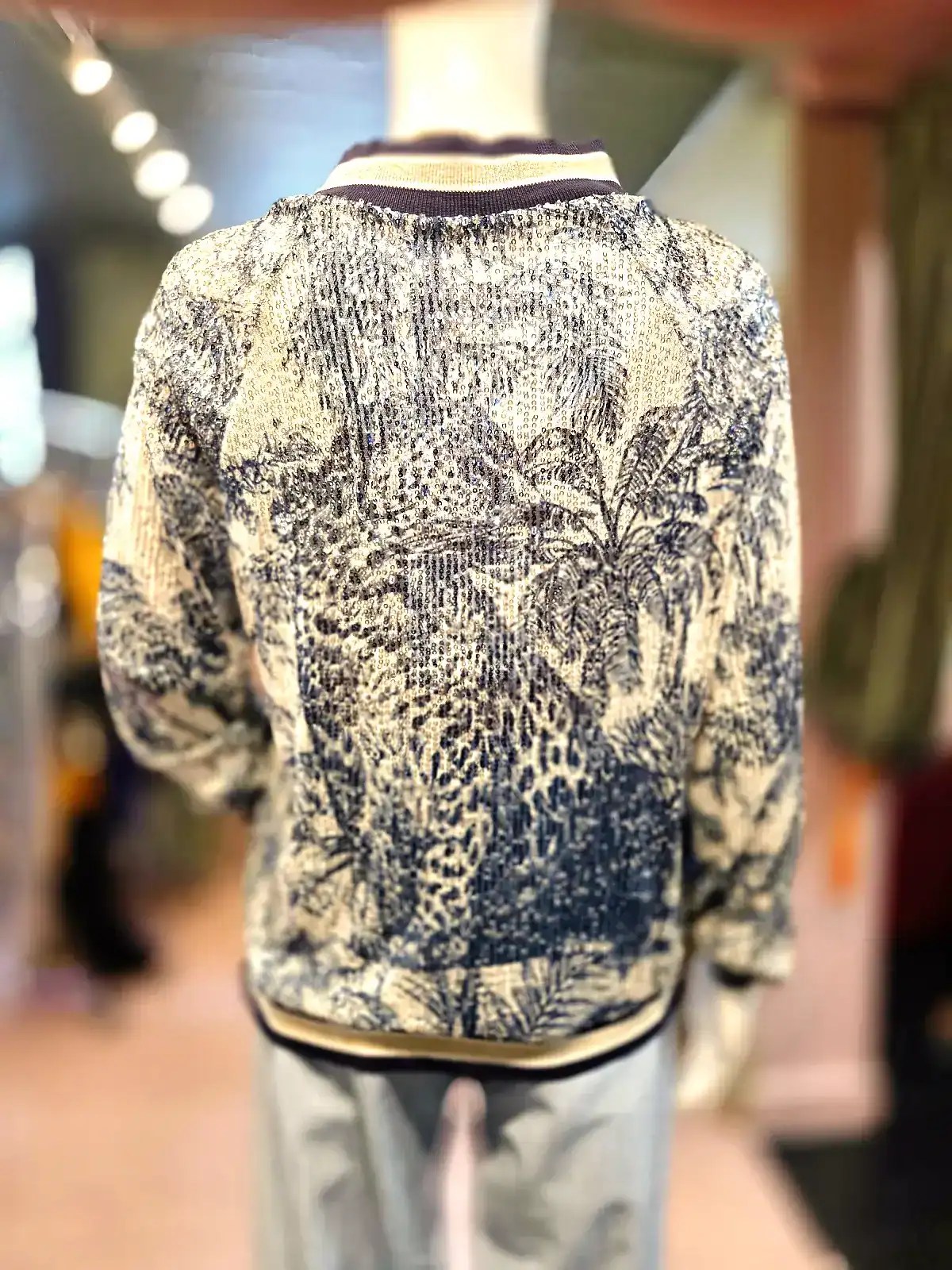 Moderne palliet bomber jakke med dyreprint i orange og blå nuancer.