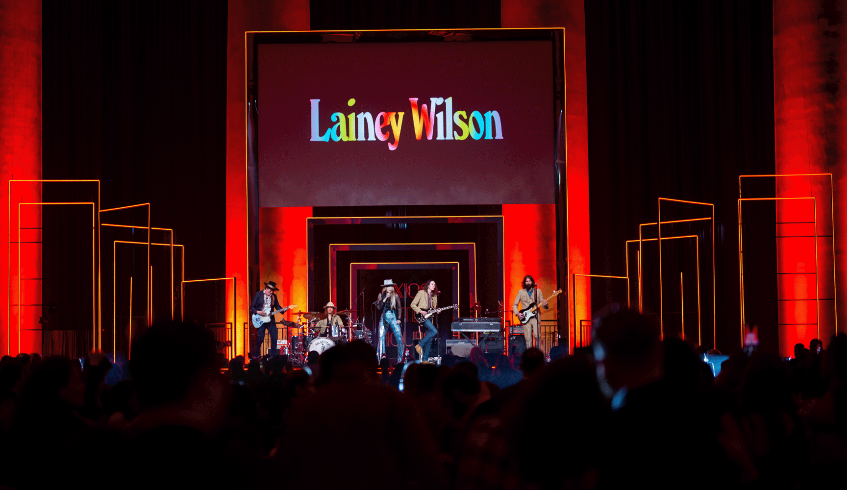 Lainey Wilson performing