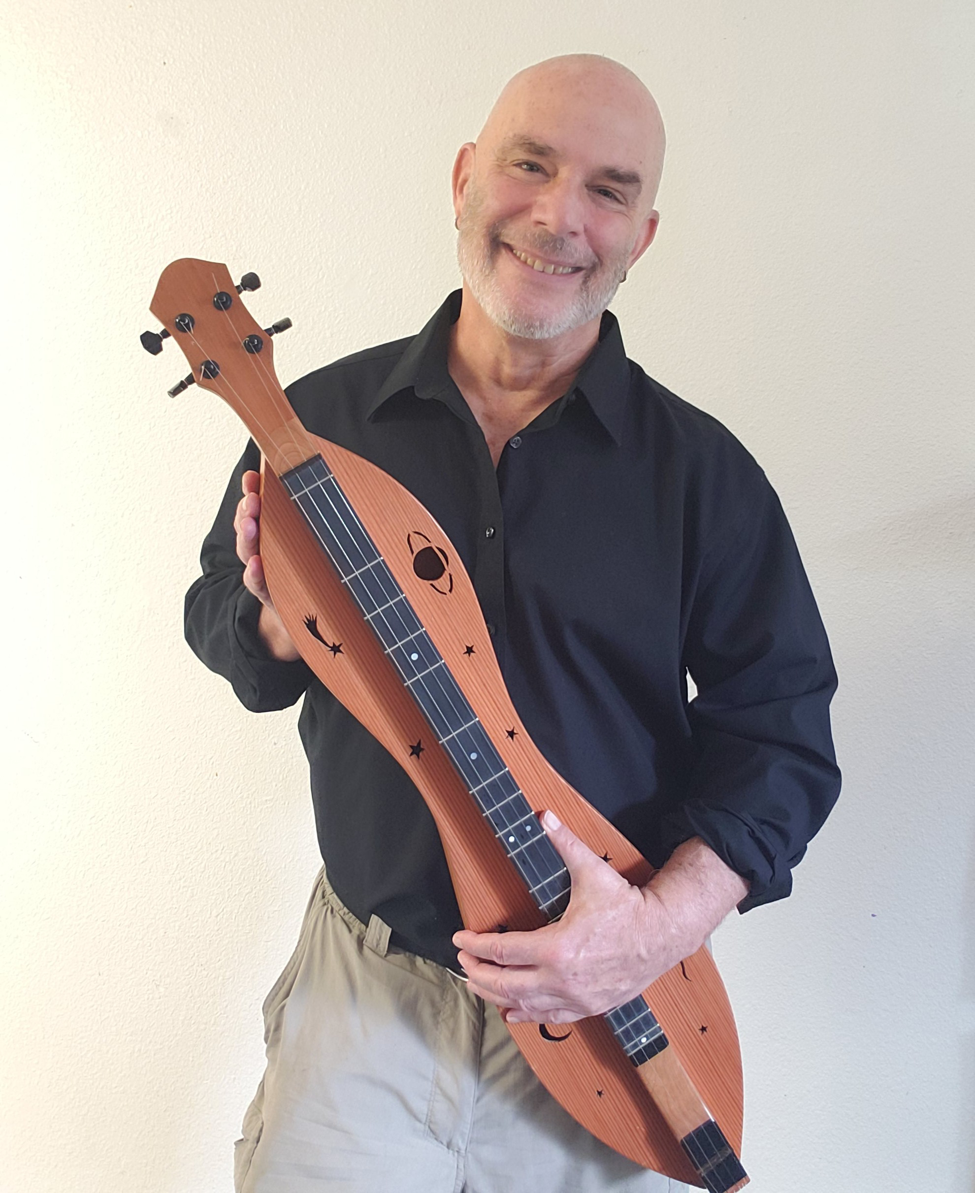 Kevin Roth with his Cosmic Wink Dulcimer. Image courtesy of Kevin Roth.