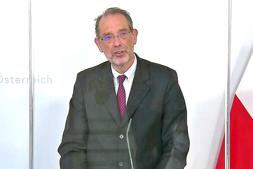 File photo shows muslim students playing basketball at the la. WÃ¶chentliche Selbsttests an Schulen in Ãsterreich | Dunav.at